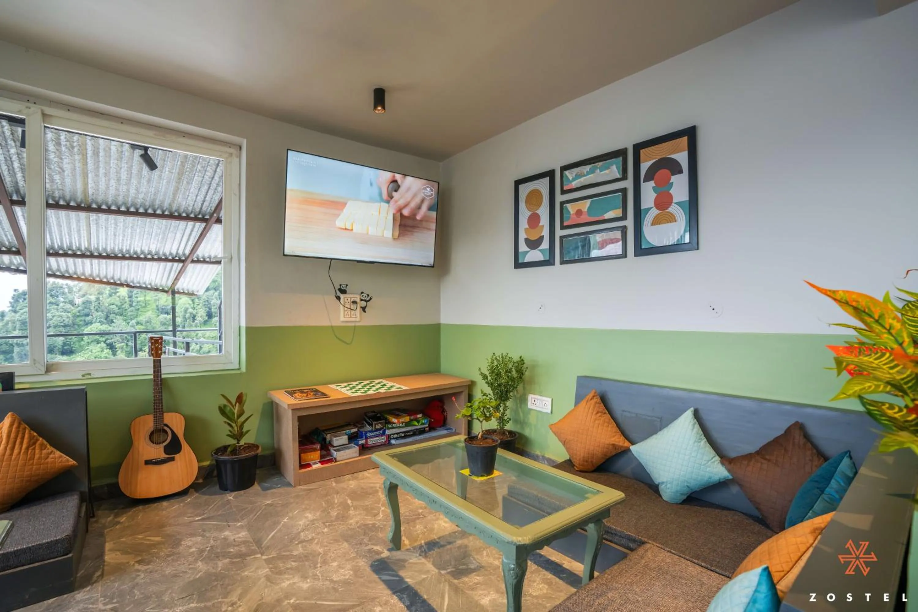 Living room in Zostel Dharamkot
