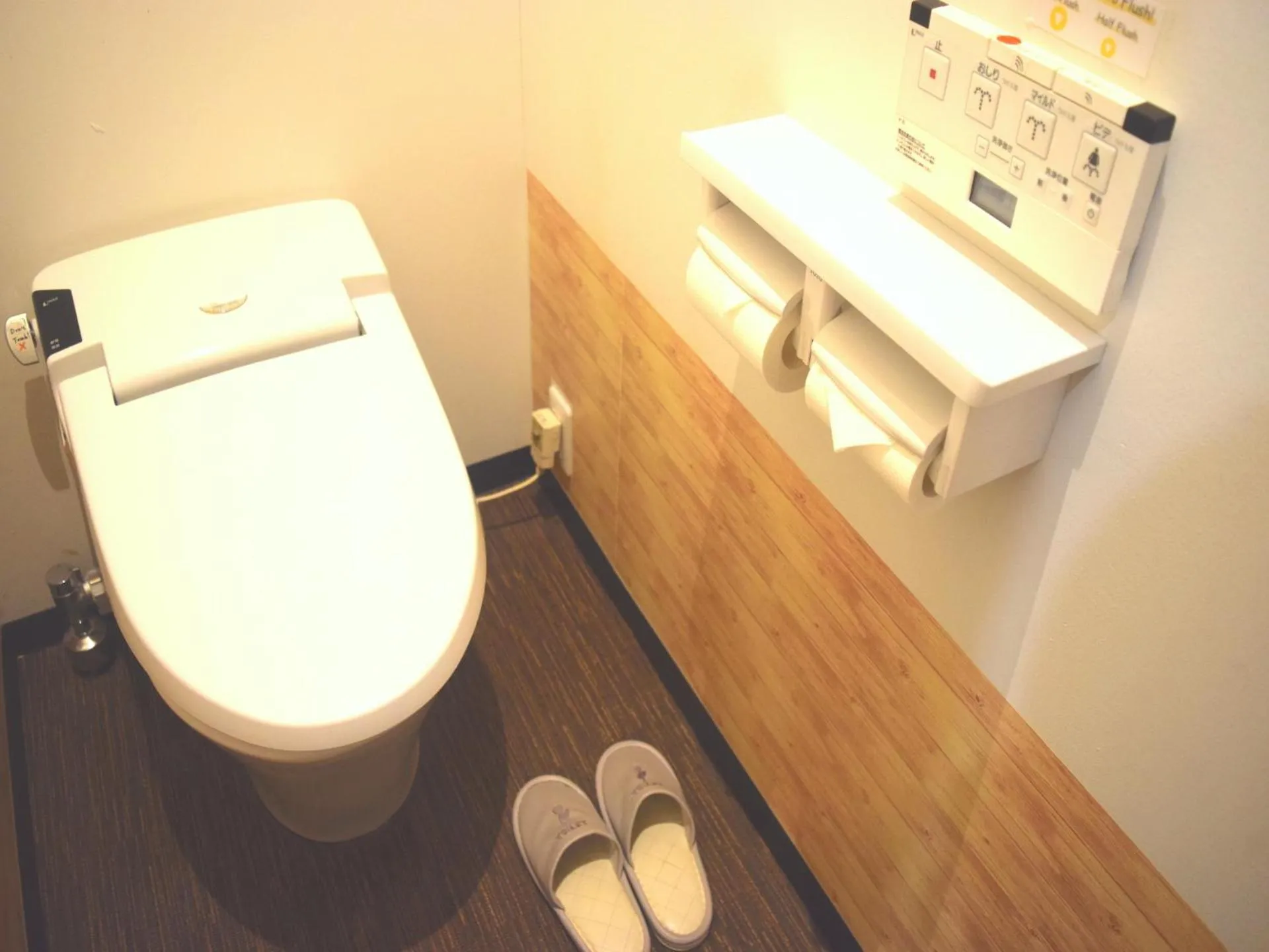 Toilet in Hiroshima Hostel EN