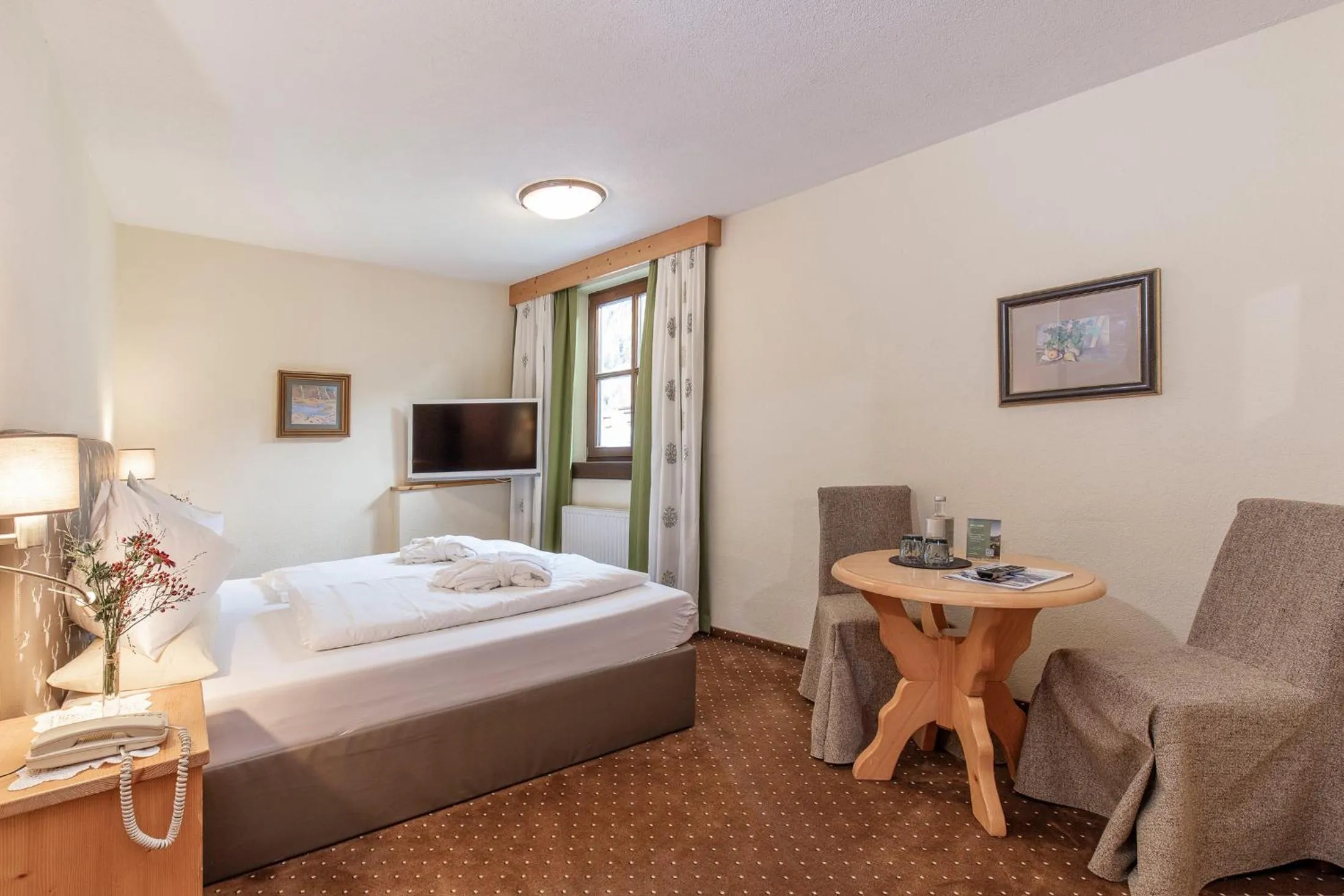 Bedroom, Bed in Hotel Hubertus