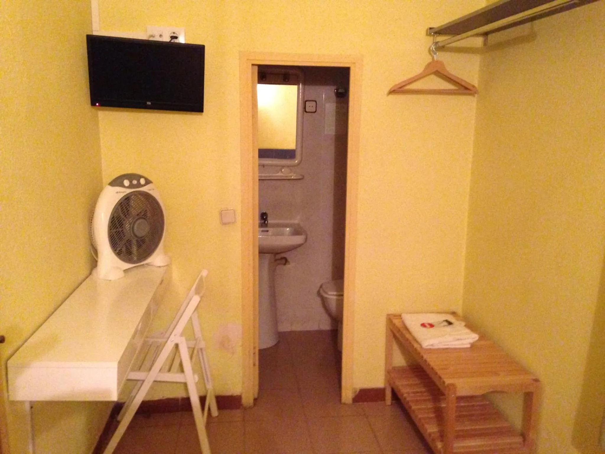 TV and multimedia in Hostal Delfos