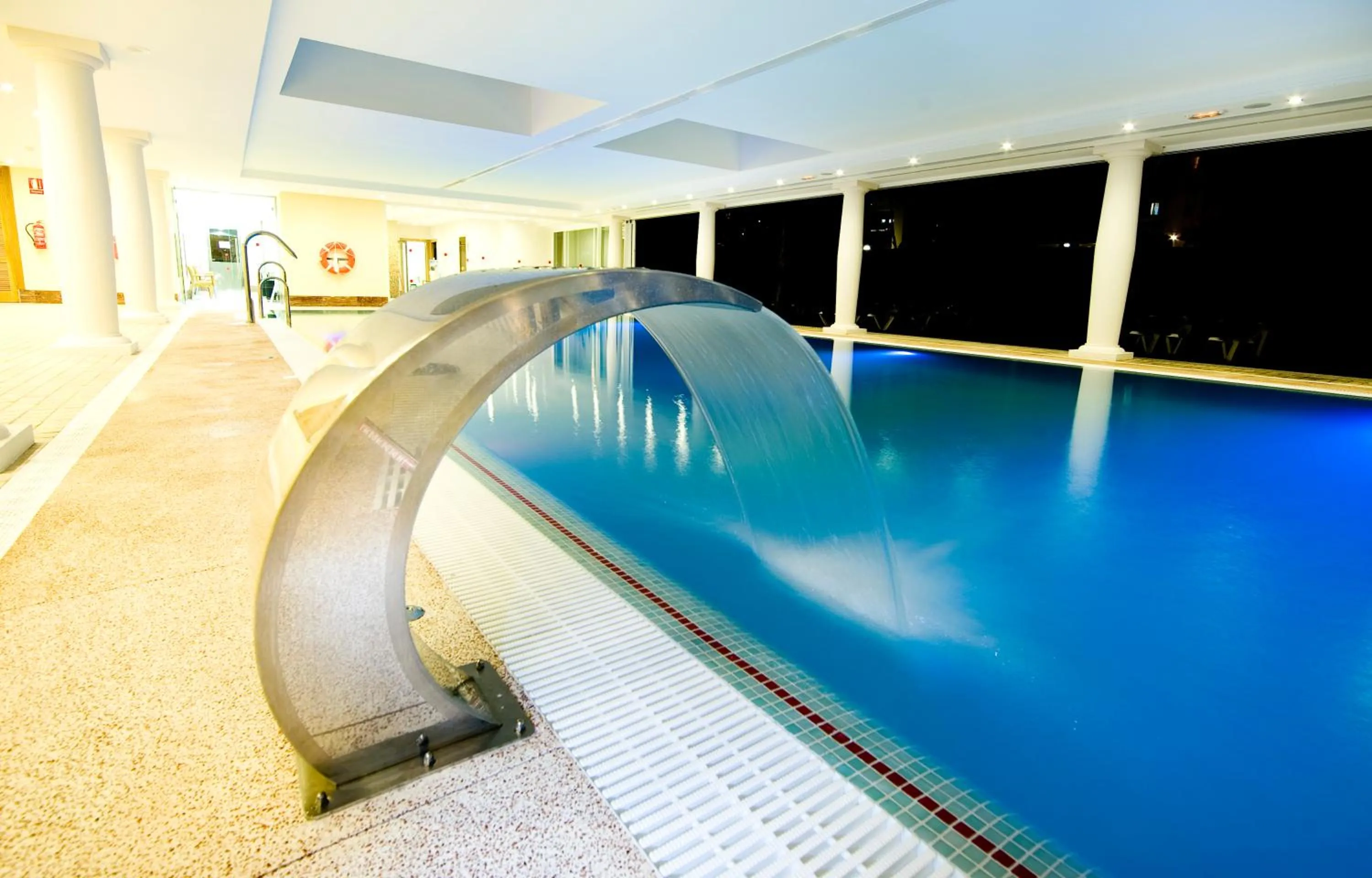 Night in Hotel Monarque Cendrillón