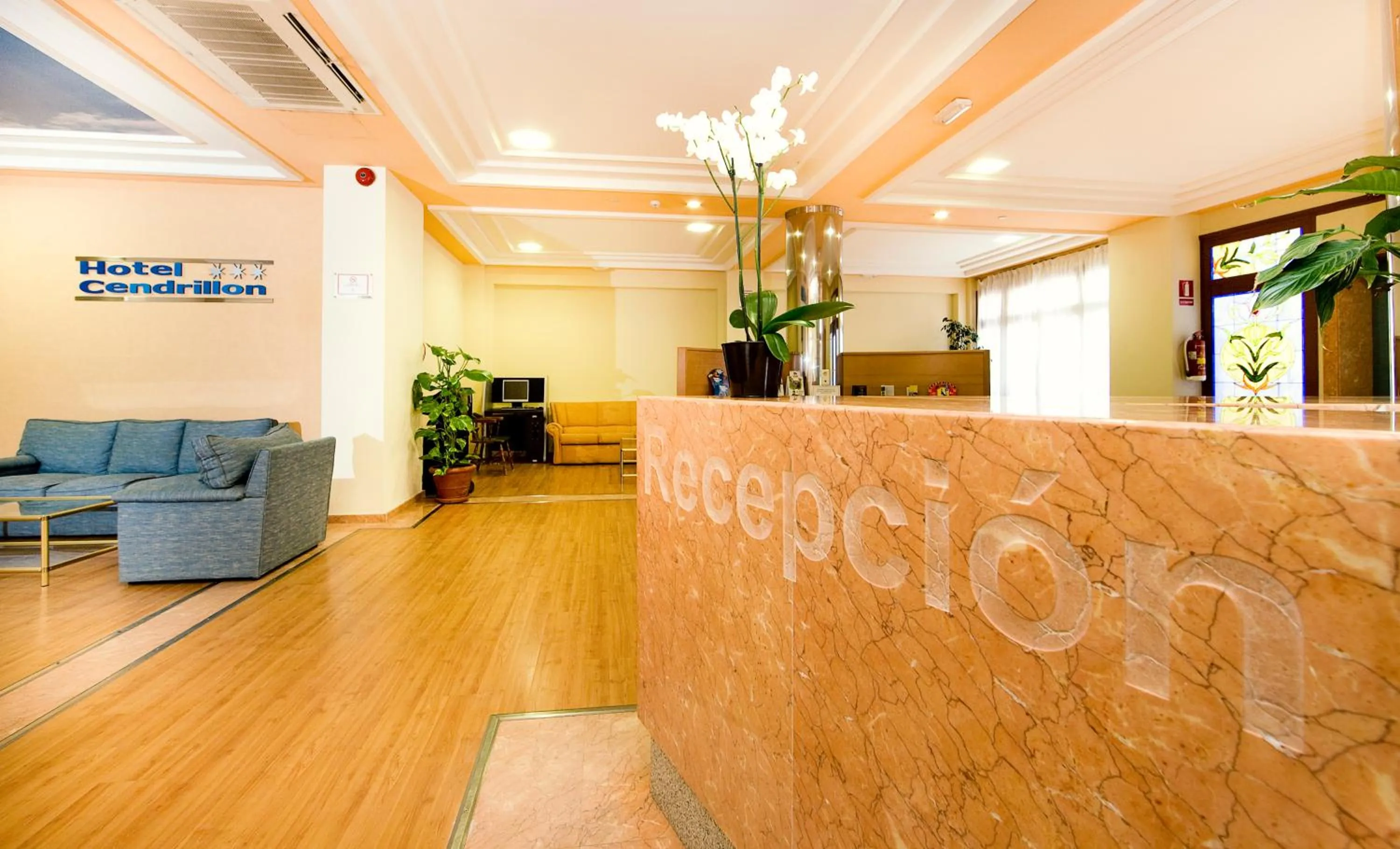 Lobby or reception in Hotel Monarque Cendrillón