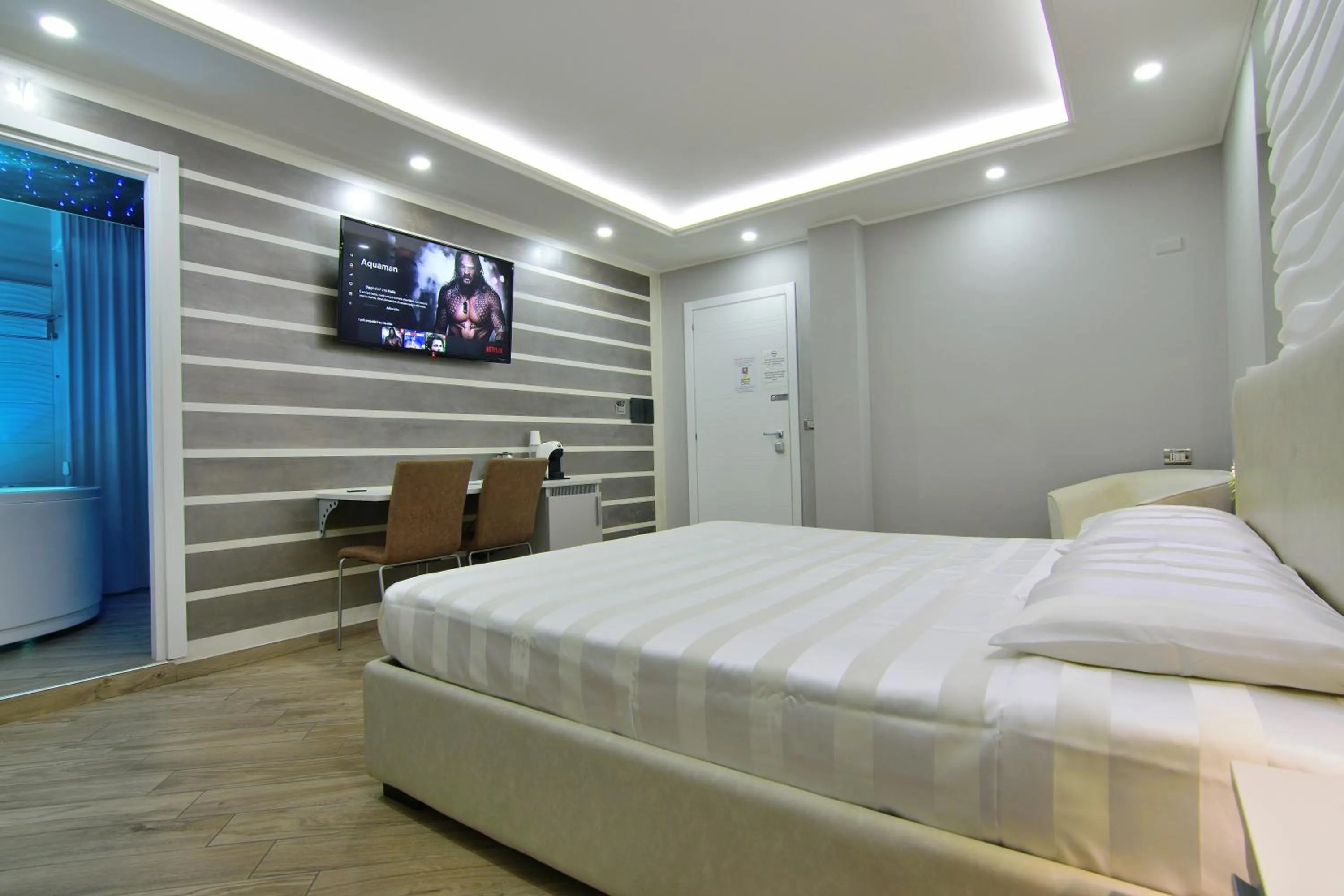 Hot Tub, Bed in Starry Sky Charming House