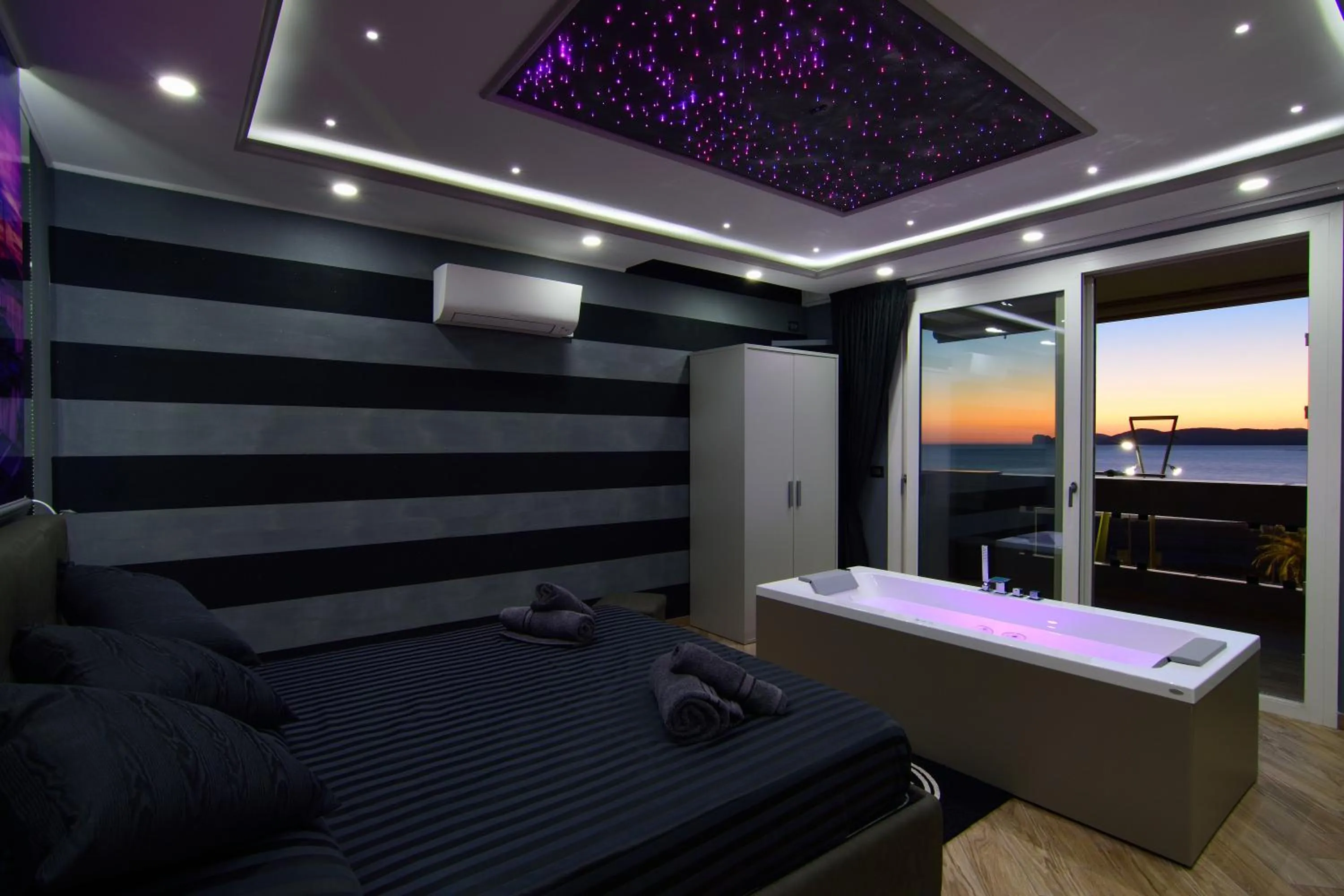 Hot Tub in Starry Sky Charming House