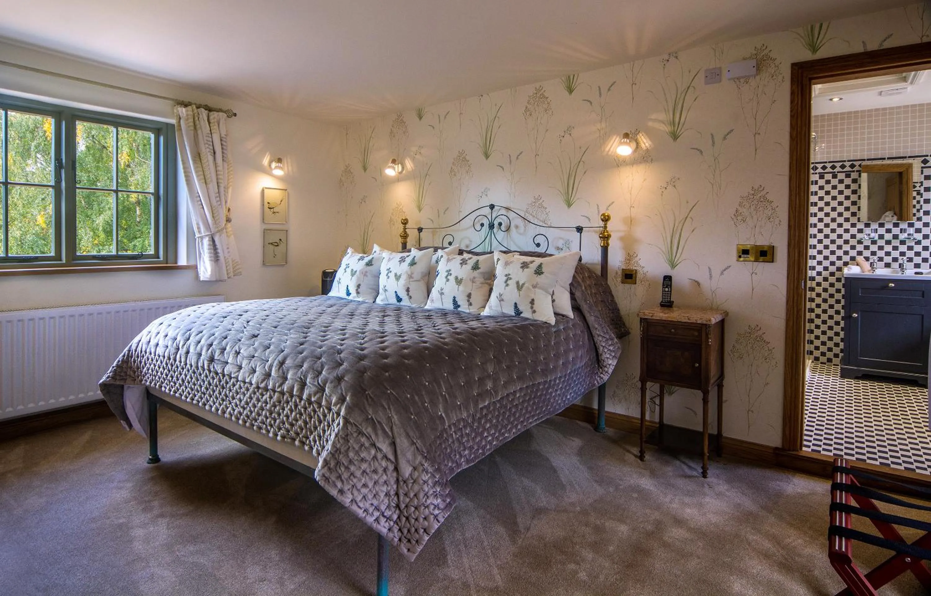 Photo of the whole room, Bed in Palé Hall