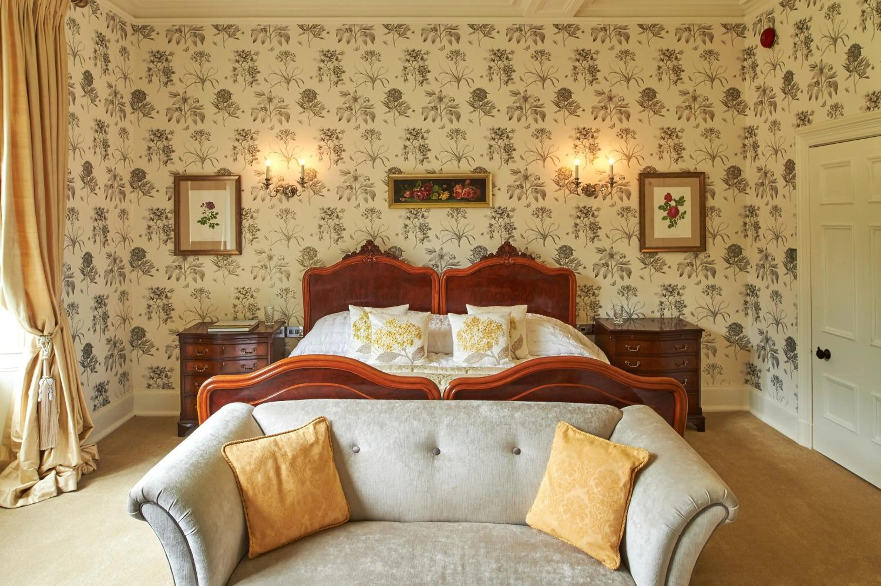 Shower, Bed in Palé Hall