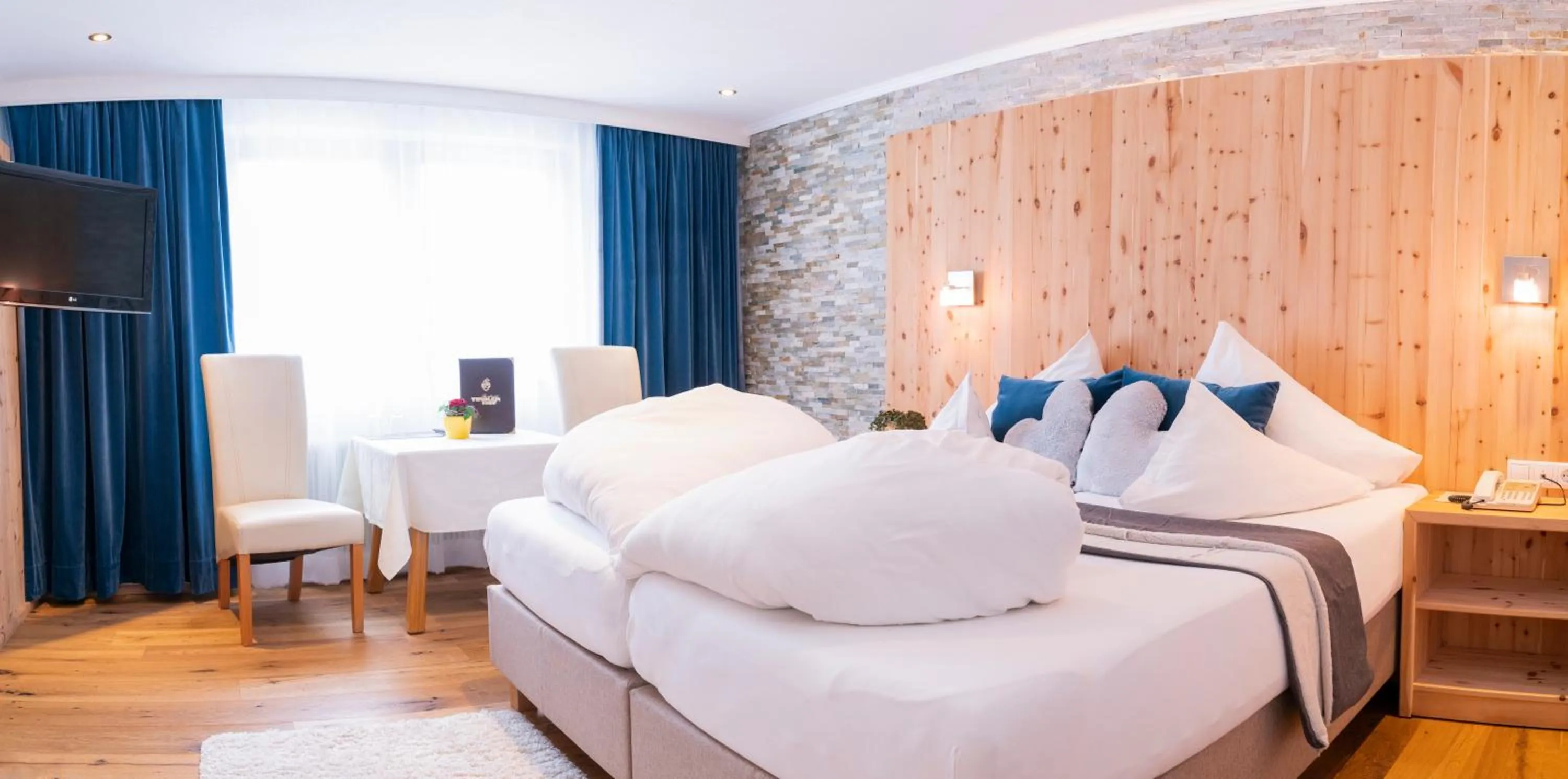 Photo of the whole room, Bed in Beauty & Wellness Hotel Tirolerhof