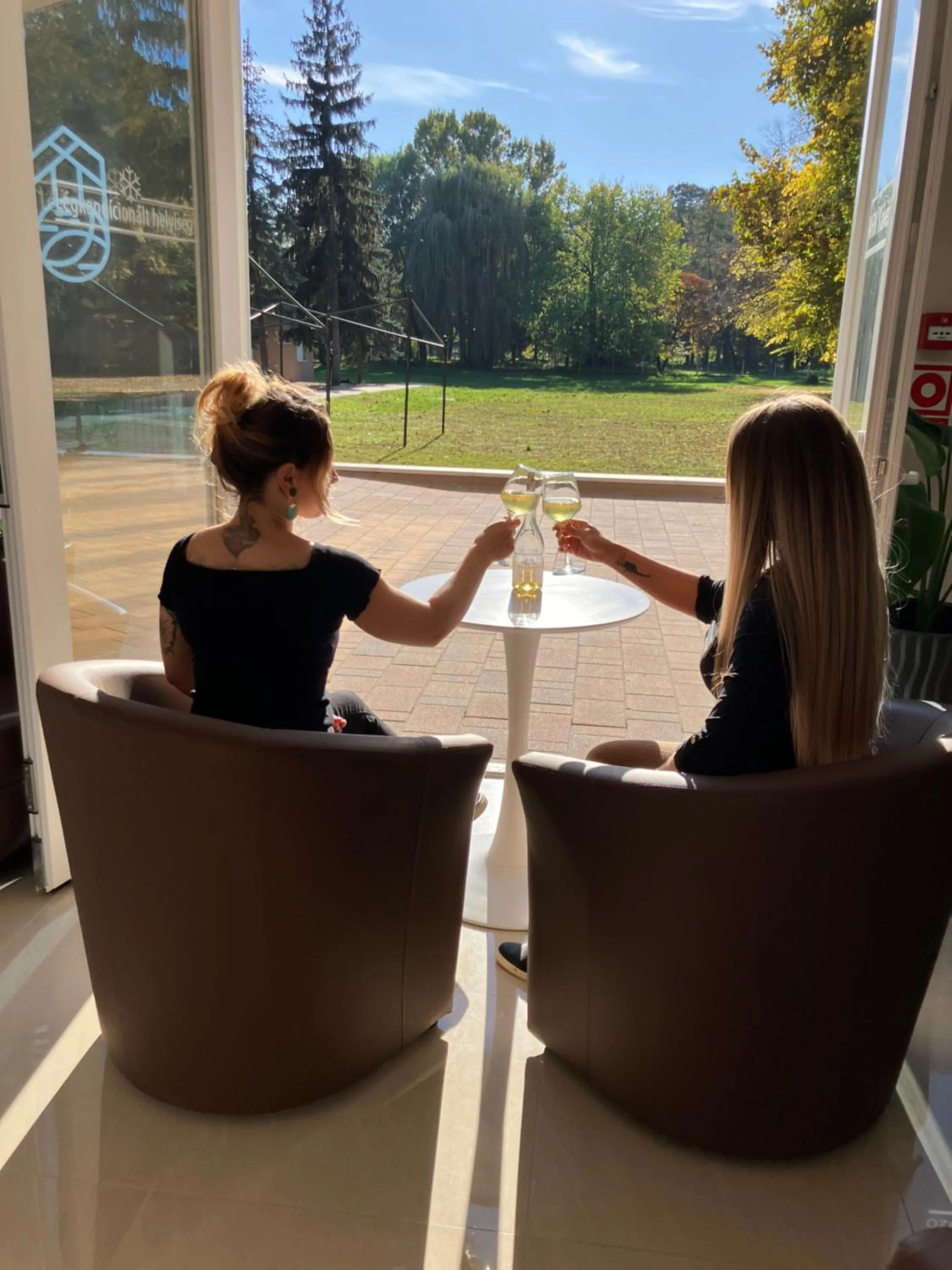 Lounge or bar in Öreg-tó Hotel és Rendezvénytér