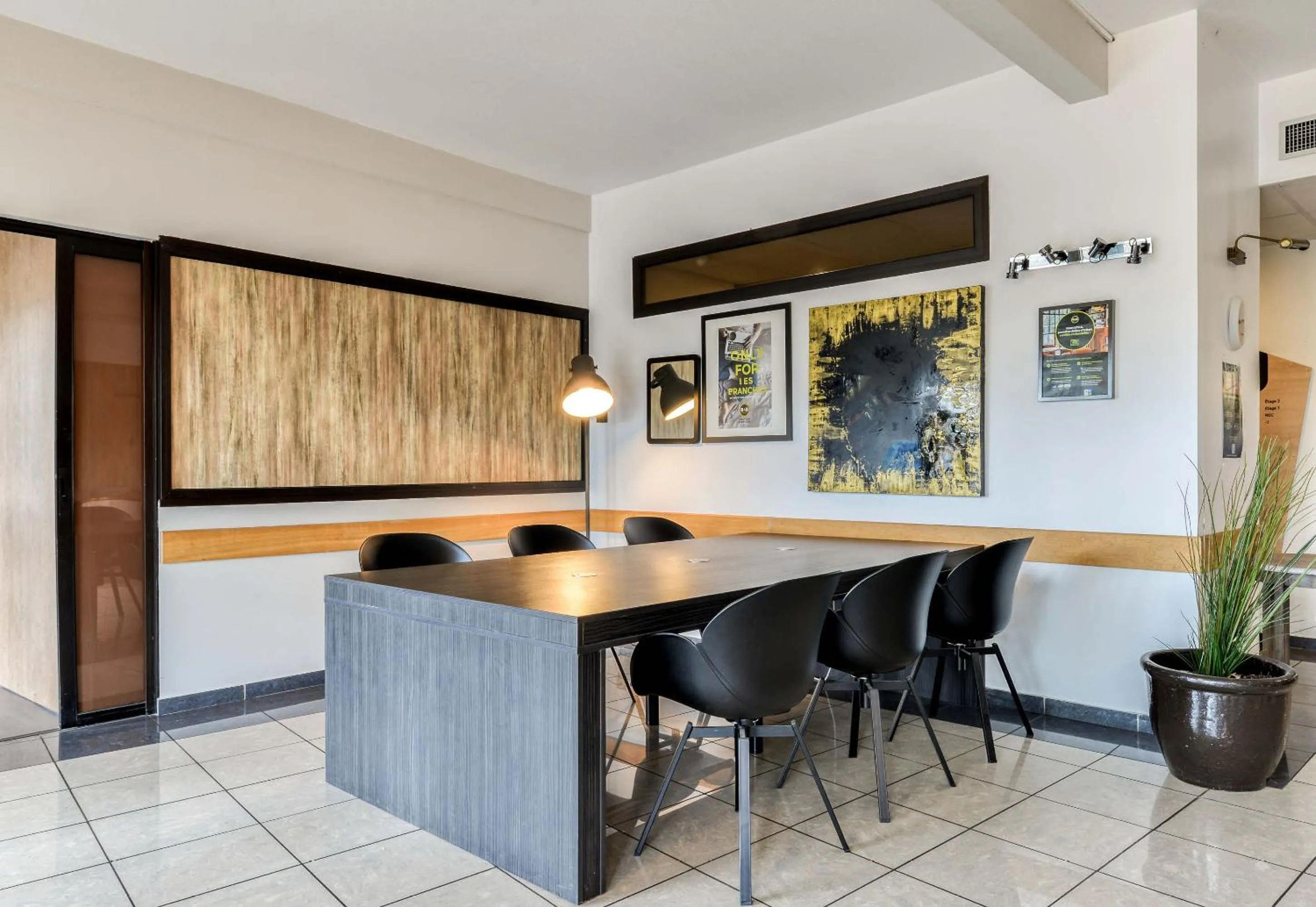 Seating area in B&B HOTEL Montpellier Vendargues