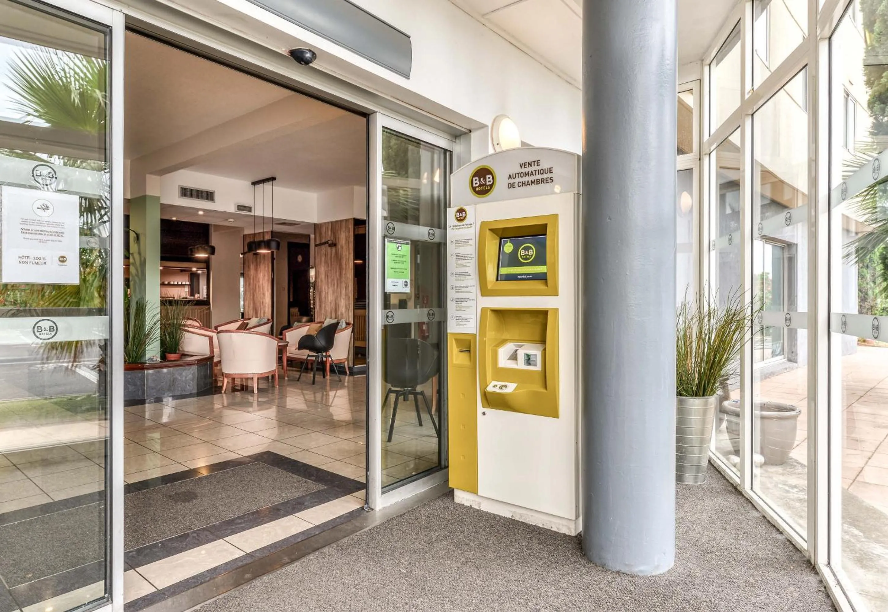 Facade/entrance in B&B HOTEL Montpellier Vendargues