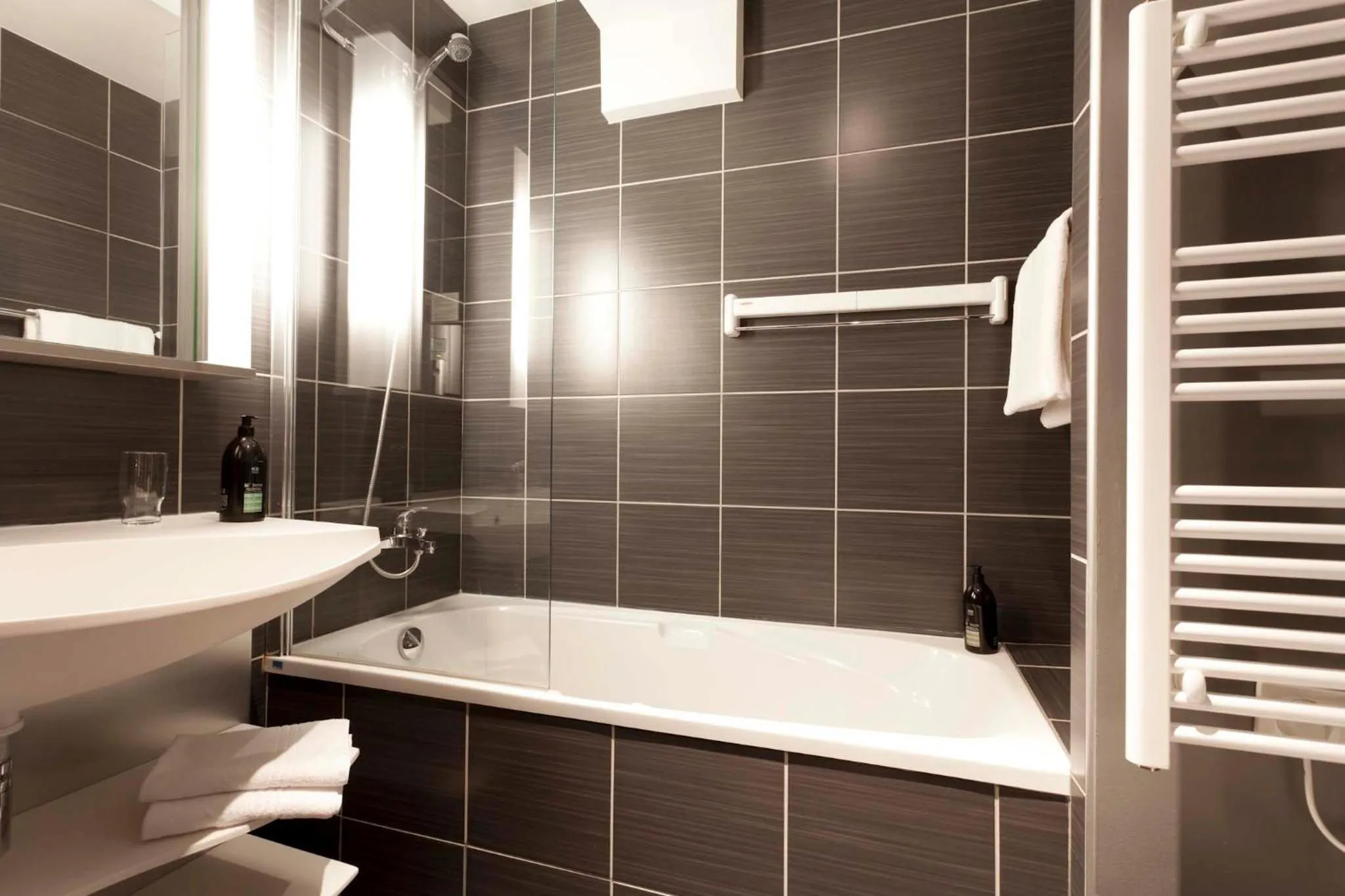 Bathroom in Comfort Aparthotel Saint-Etienne