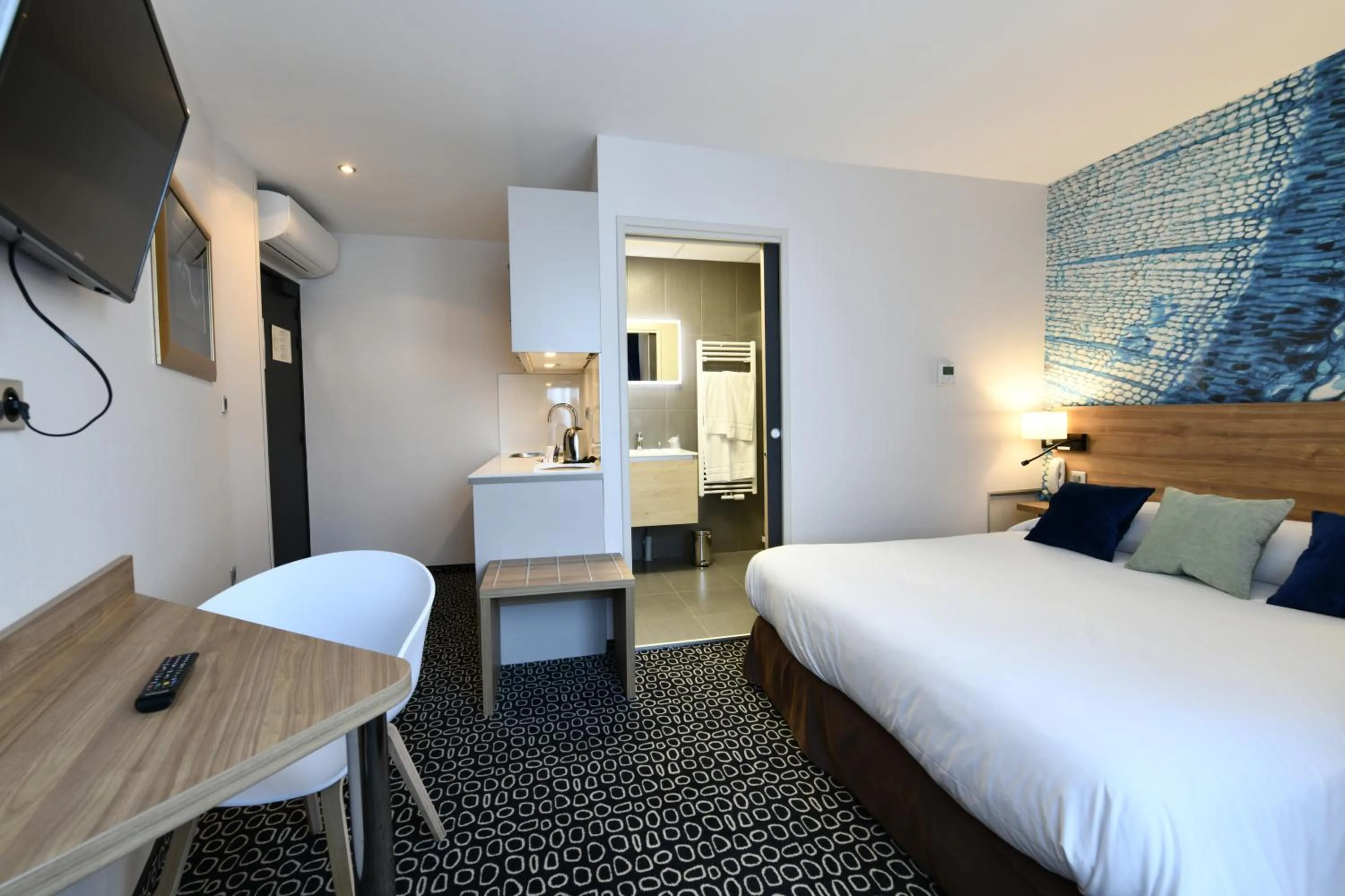 Photo of the whole room, Bed in In Situ Hotel