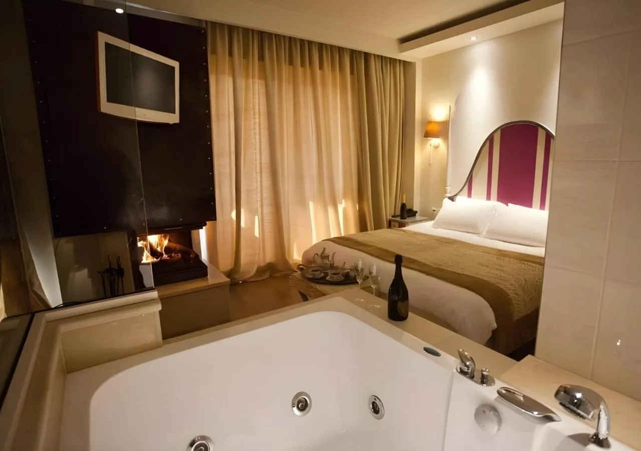 Hot Tub, Bed in Litohoro Olympus Resort Villas & Spa