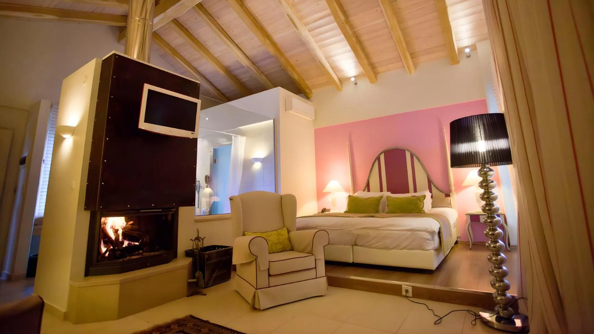 Hot Tub, Bed in Litohoro Olympus Resort Villas & Spa