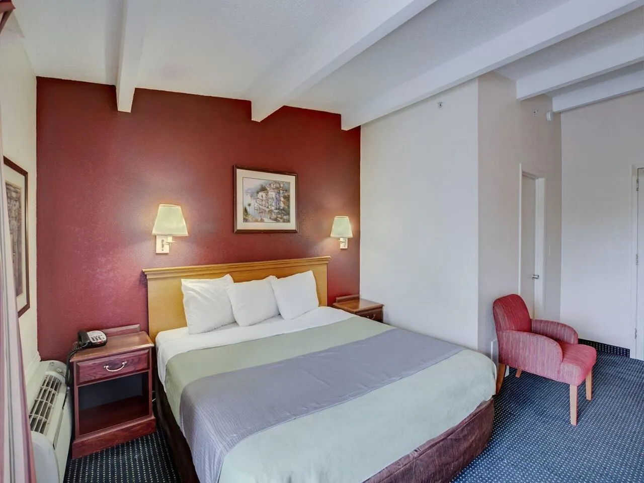 Bedroom, Bed in Scottish Inn Whippany