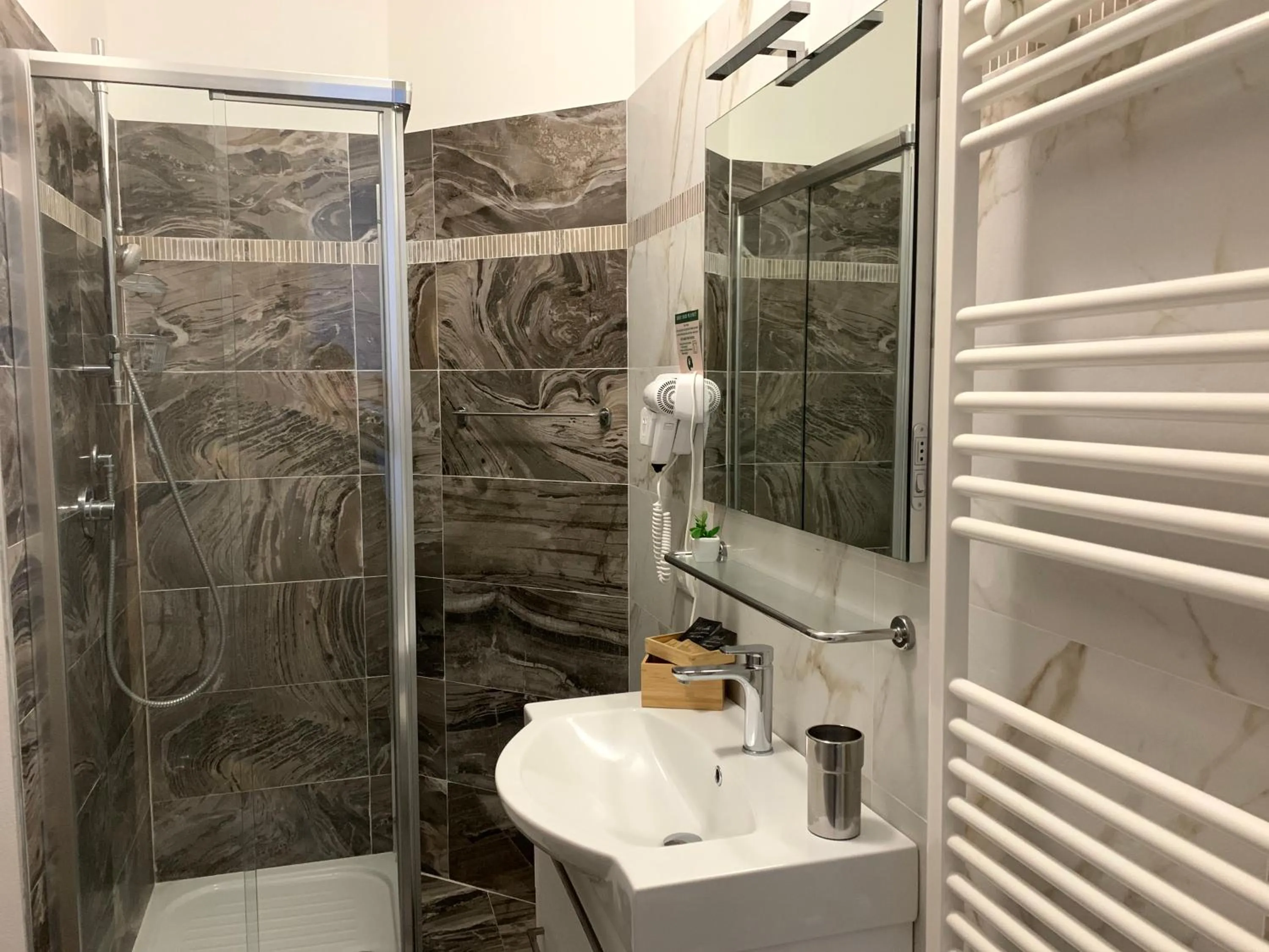 Bathroom in Affittacamere LevantoMare