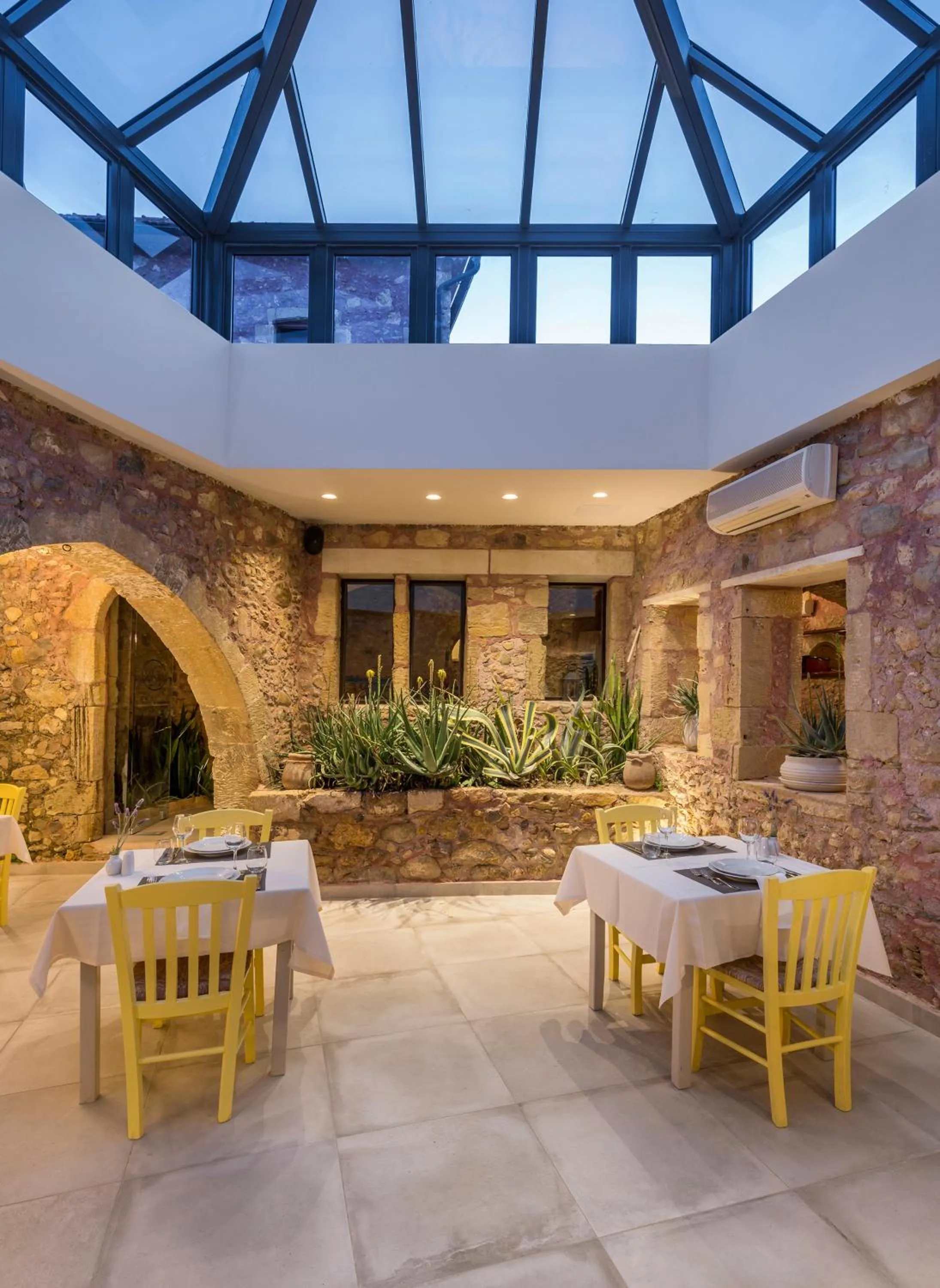 Restaurant/places to eat in Spilia Village Hotel & Villas