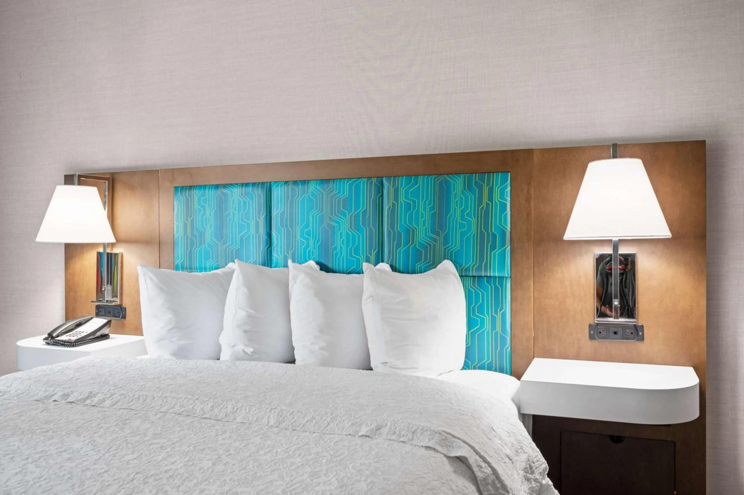 Bed in Hampton Inn Cleveland-Westlake