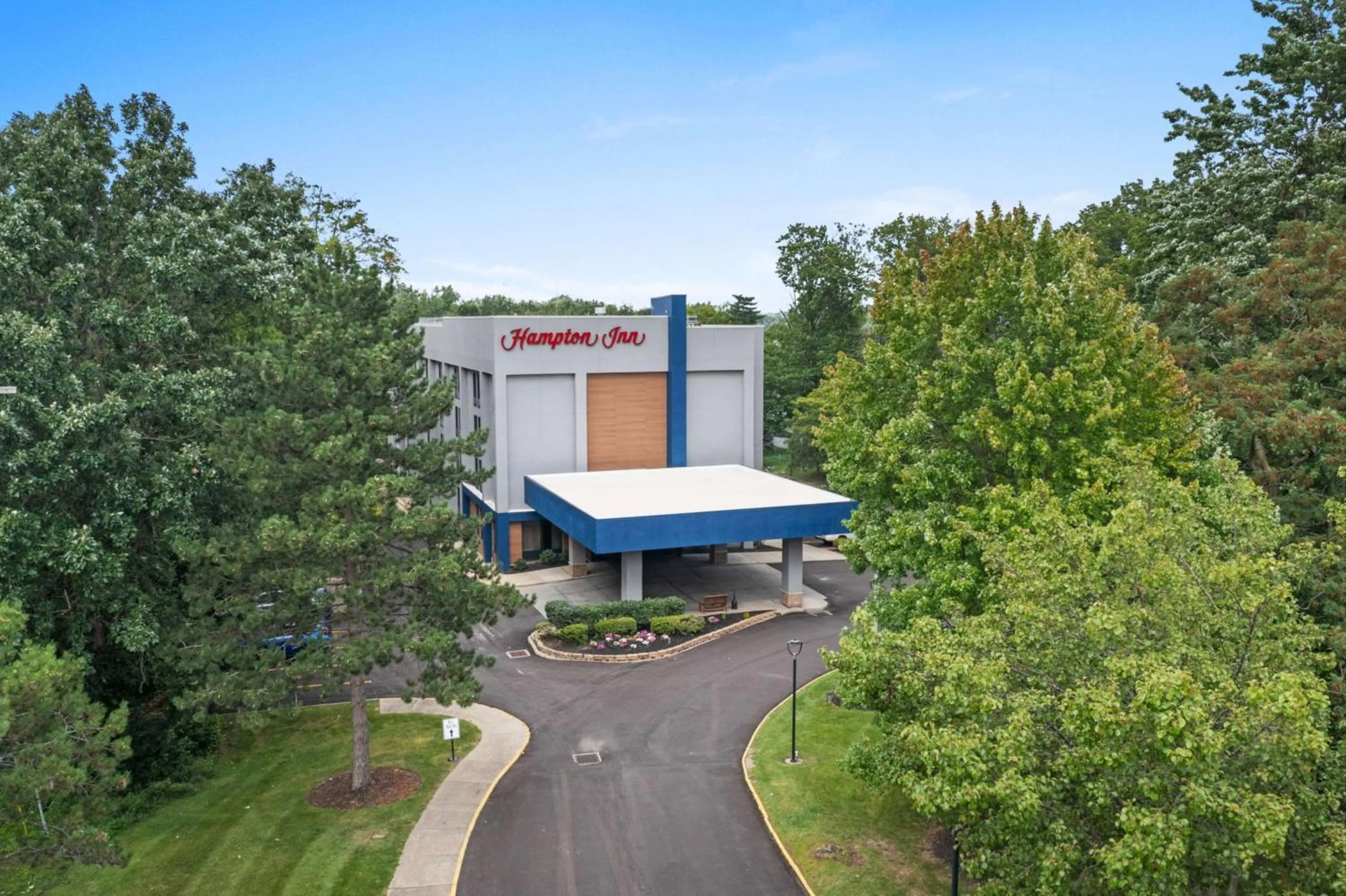 Property building in Hampton Inn Cleveland-Westlake