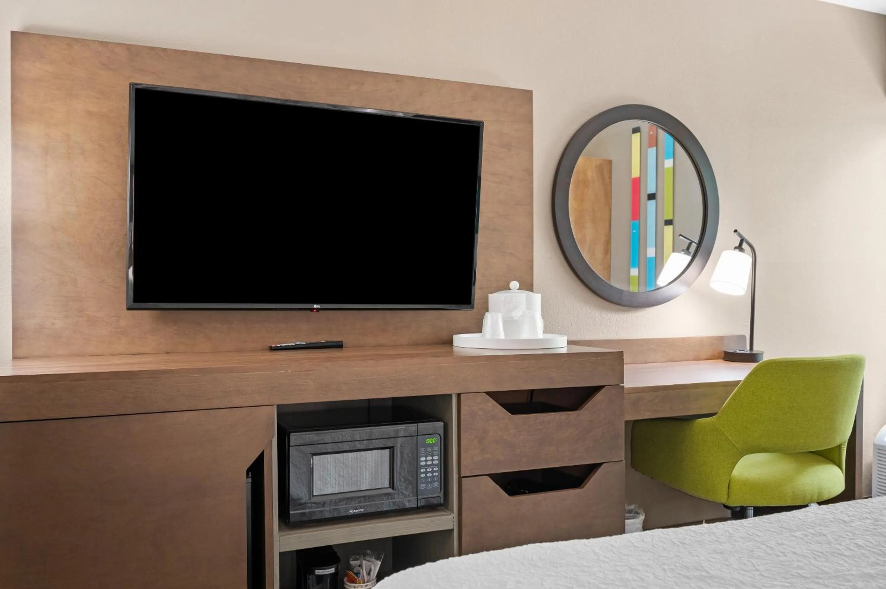 Guests, Bed in Hampton Inn Cleveland-Westlake