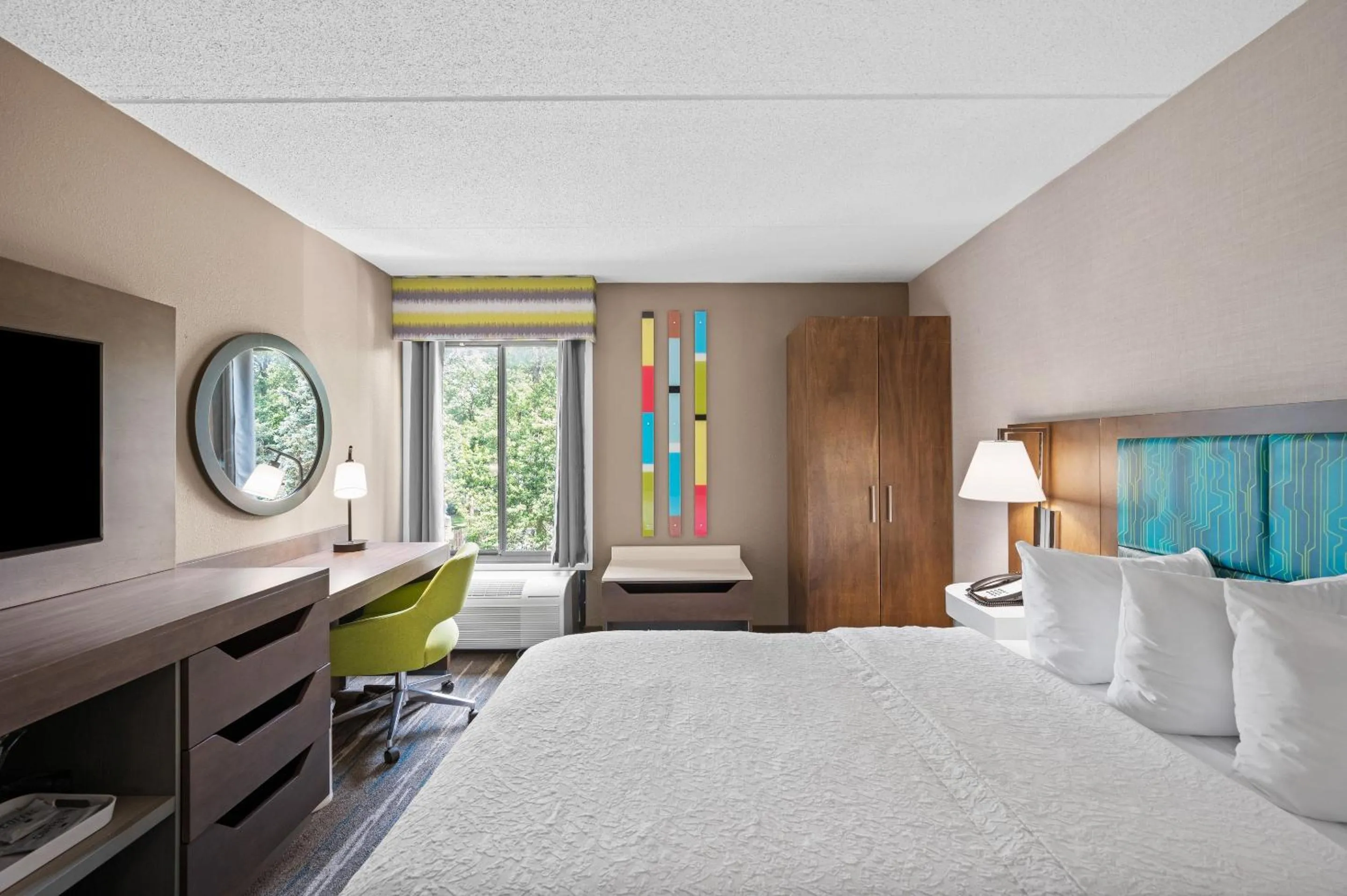 Guests, Bed in Hampton Inn Cleveland-Westlake