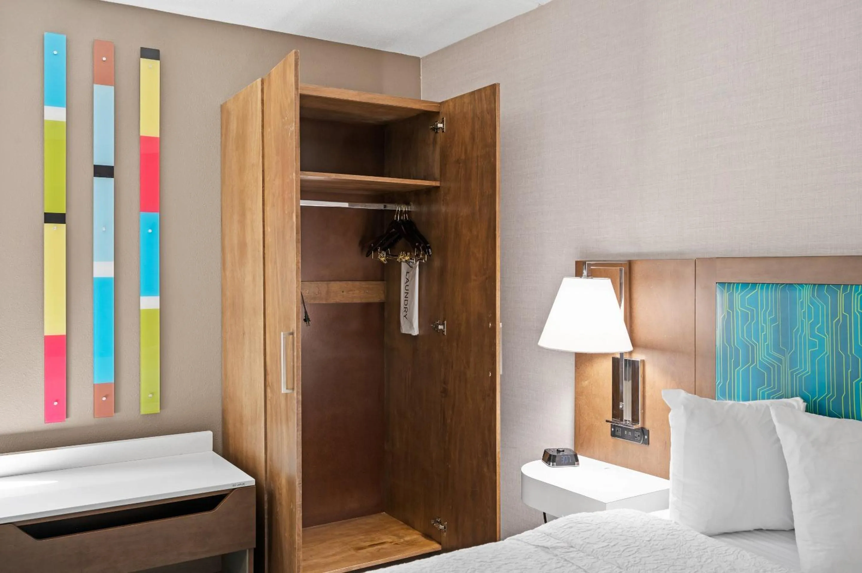 Guests, Bed in Hampton Inn Cleveland-Westlake