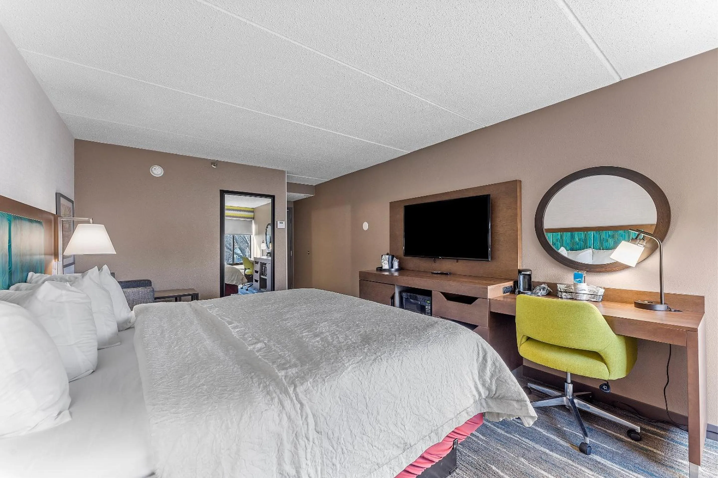 Guests, Bed in Hampton Inn Cleveland-Westlake