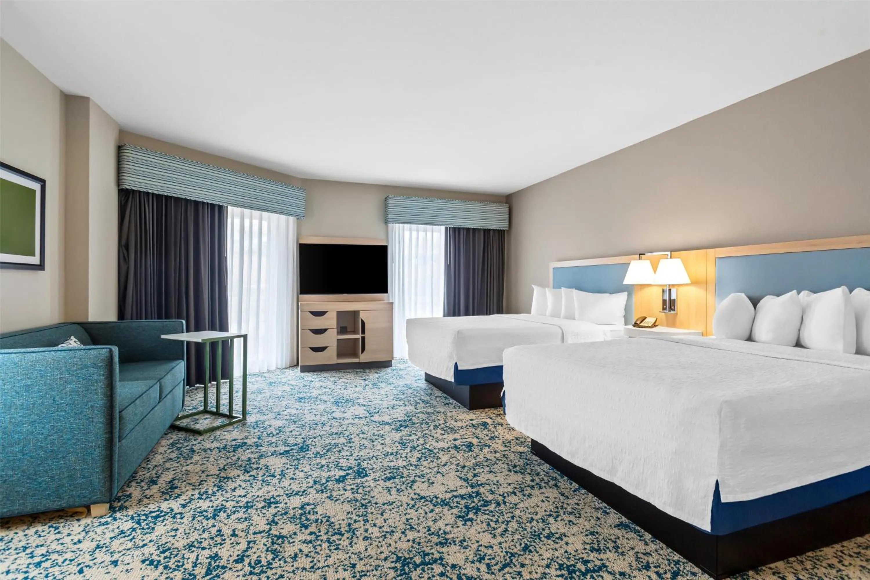 Living room, Bed in Hampton Inn & Suites St. Petersburg/Downtown