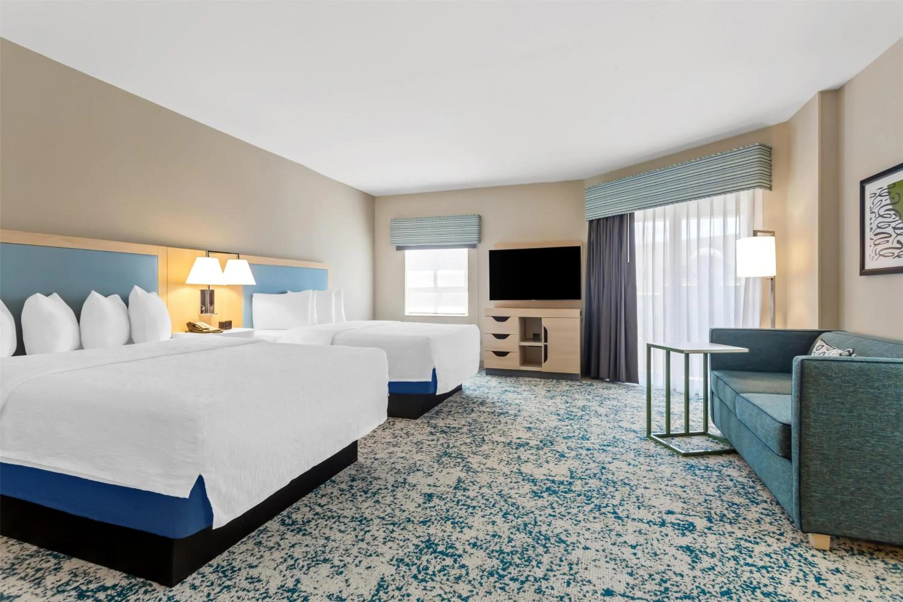 Living room, Bed in Hampton Inn & Suites St. Petersburg/Downtown