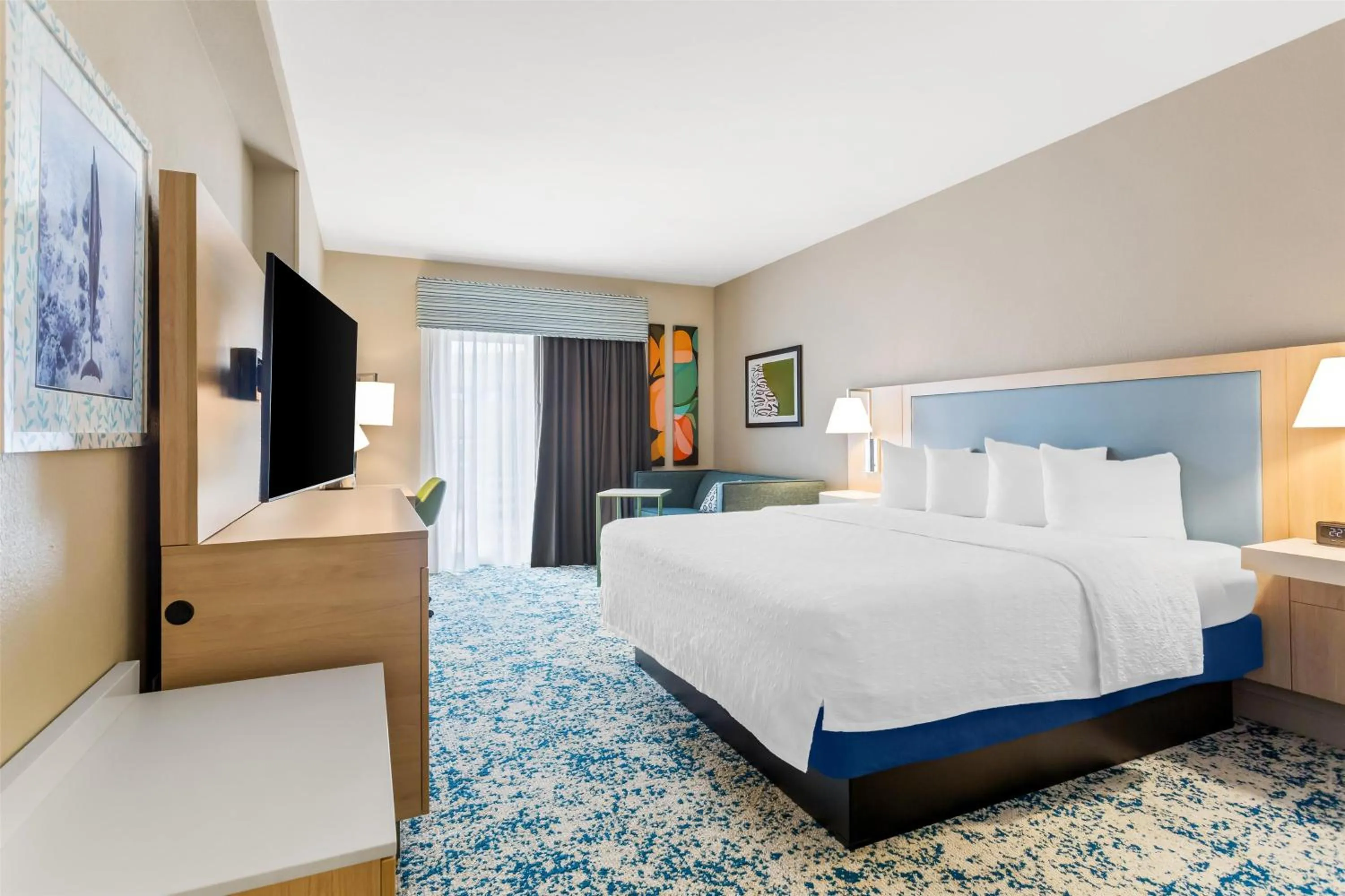 Living room, Bed in Hampton Inn & Suites St. Petersburg/Downtown