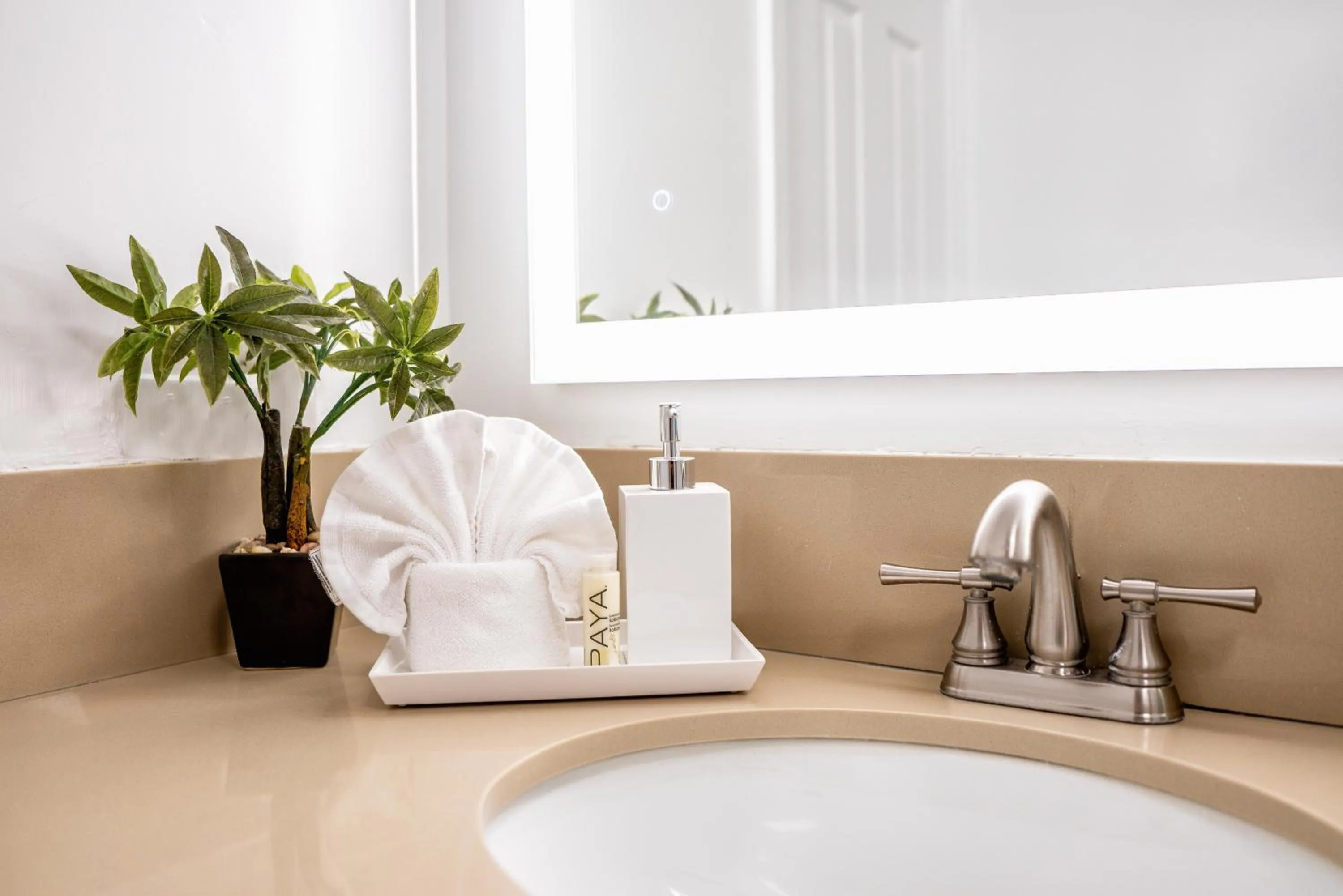 Bathroom in Little Inn By The Bay Newport Beach Hotel