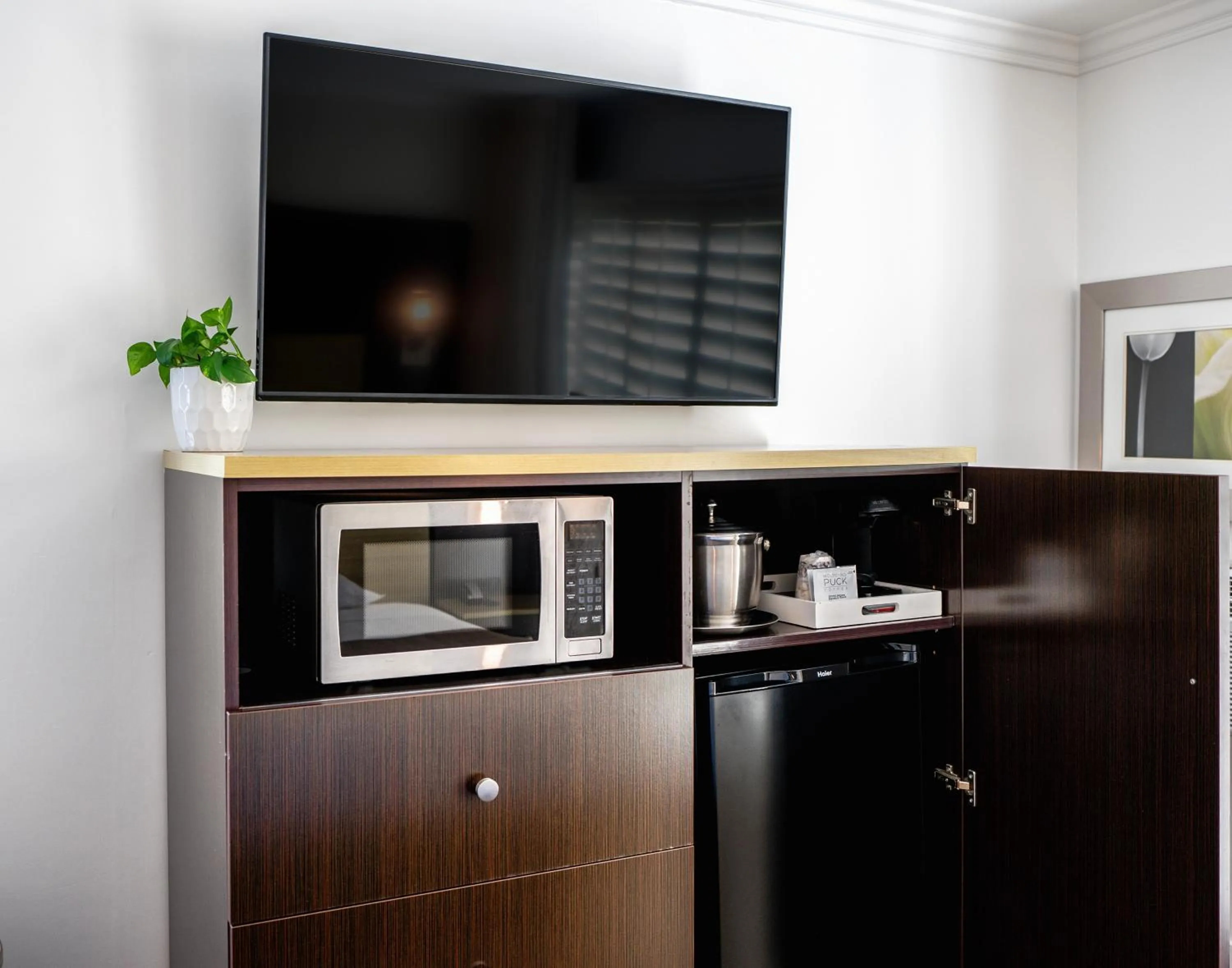 TV and multimedia in Little Inn By The Bay Newport Beach Hotel