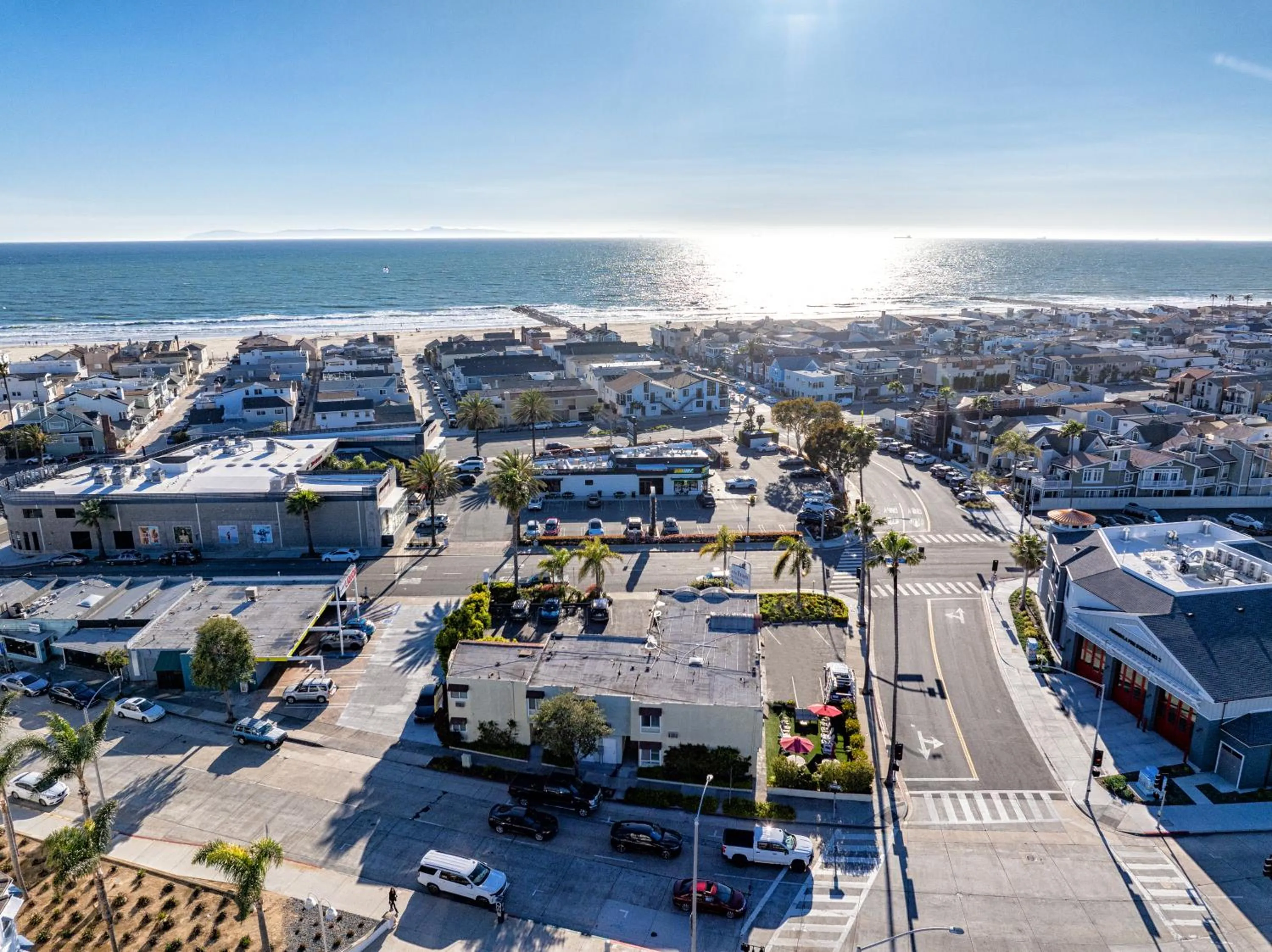 Property building in Little Inn By The Bay Newport Beach Hotel