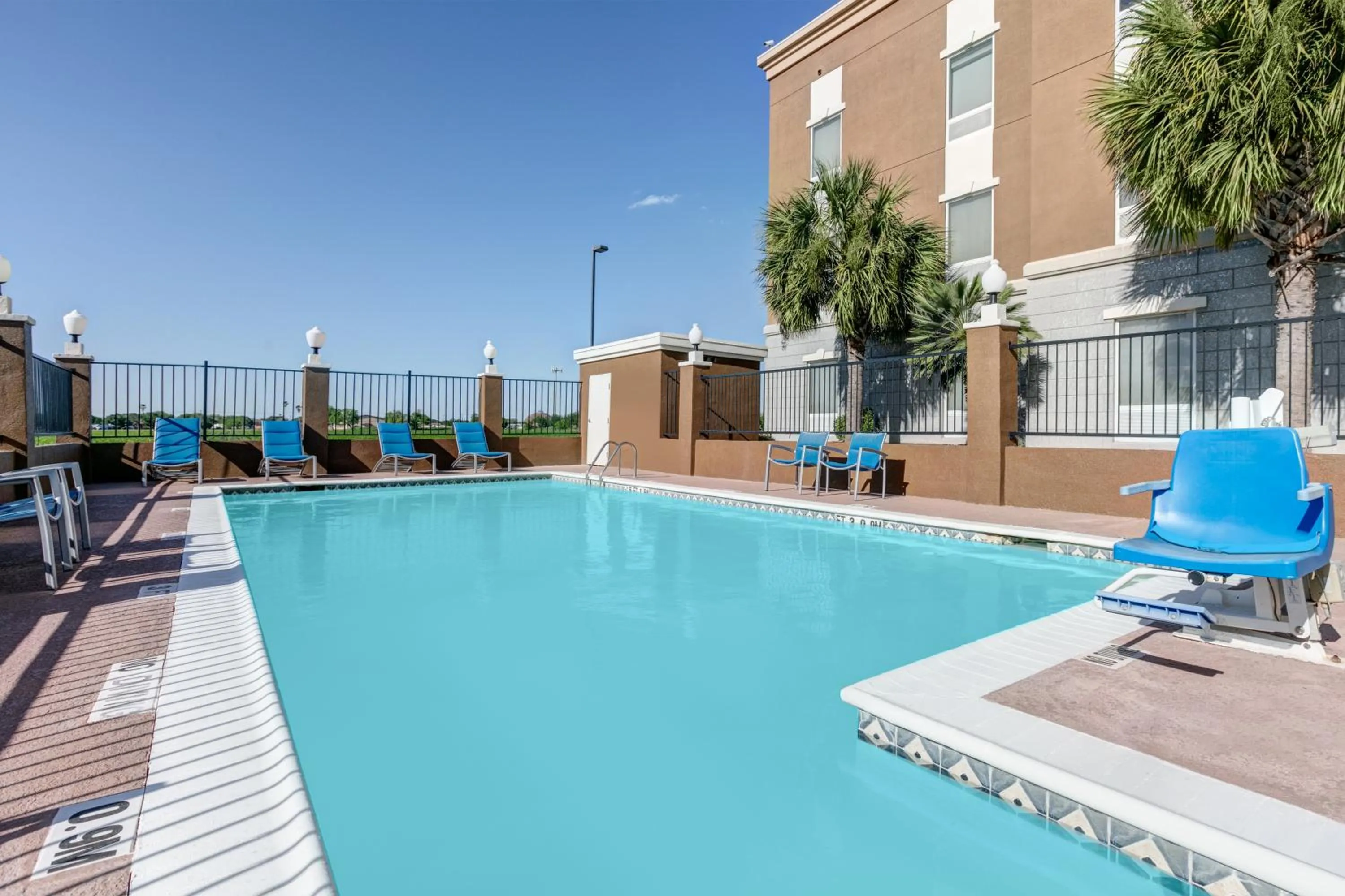 Swimming pool in Hampton Inn Kingsville