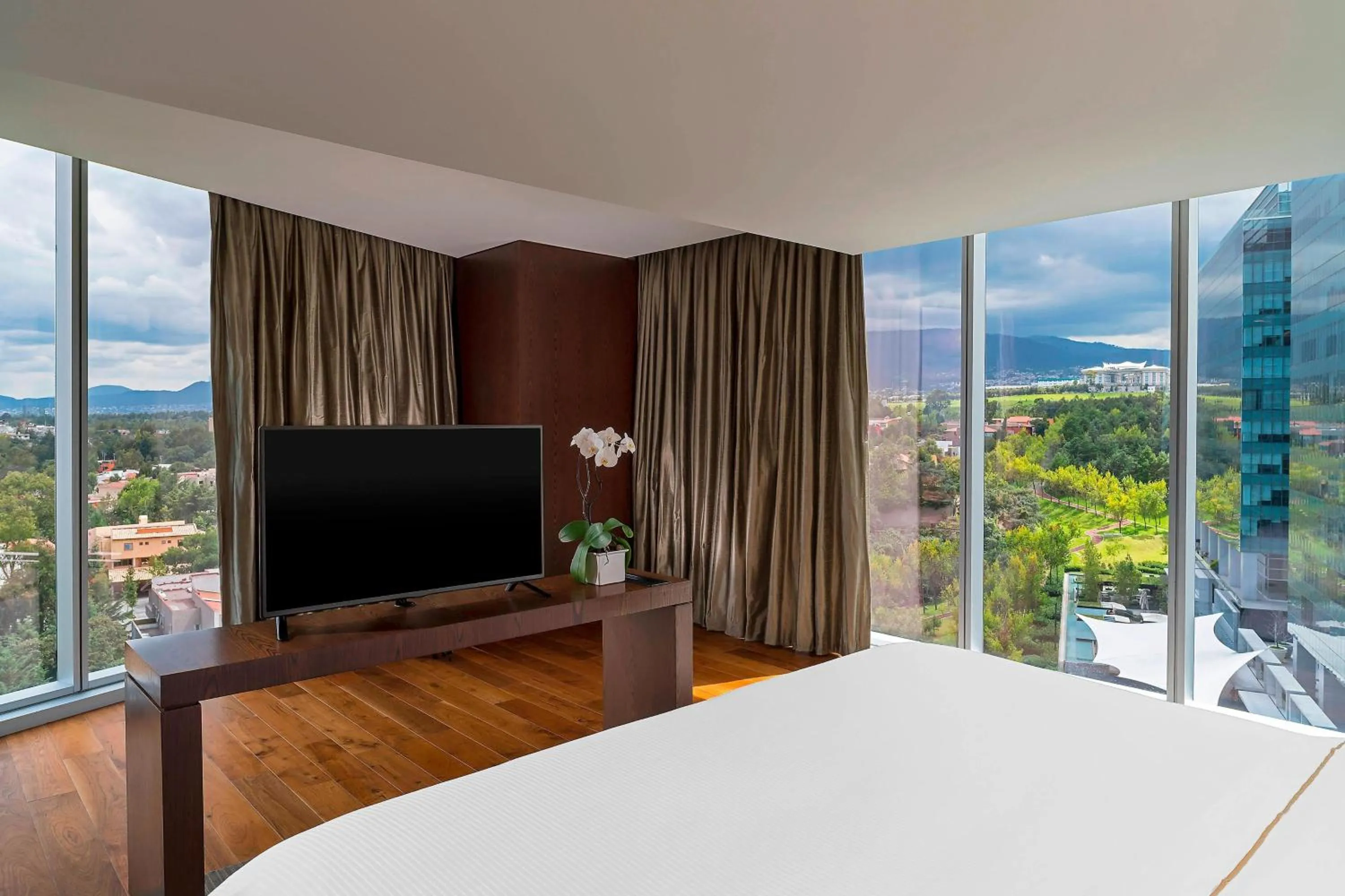 Photo of the whole room, Bed in The Westin Santa Fe, Mexico City