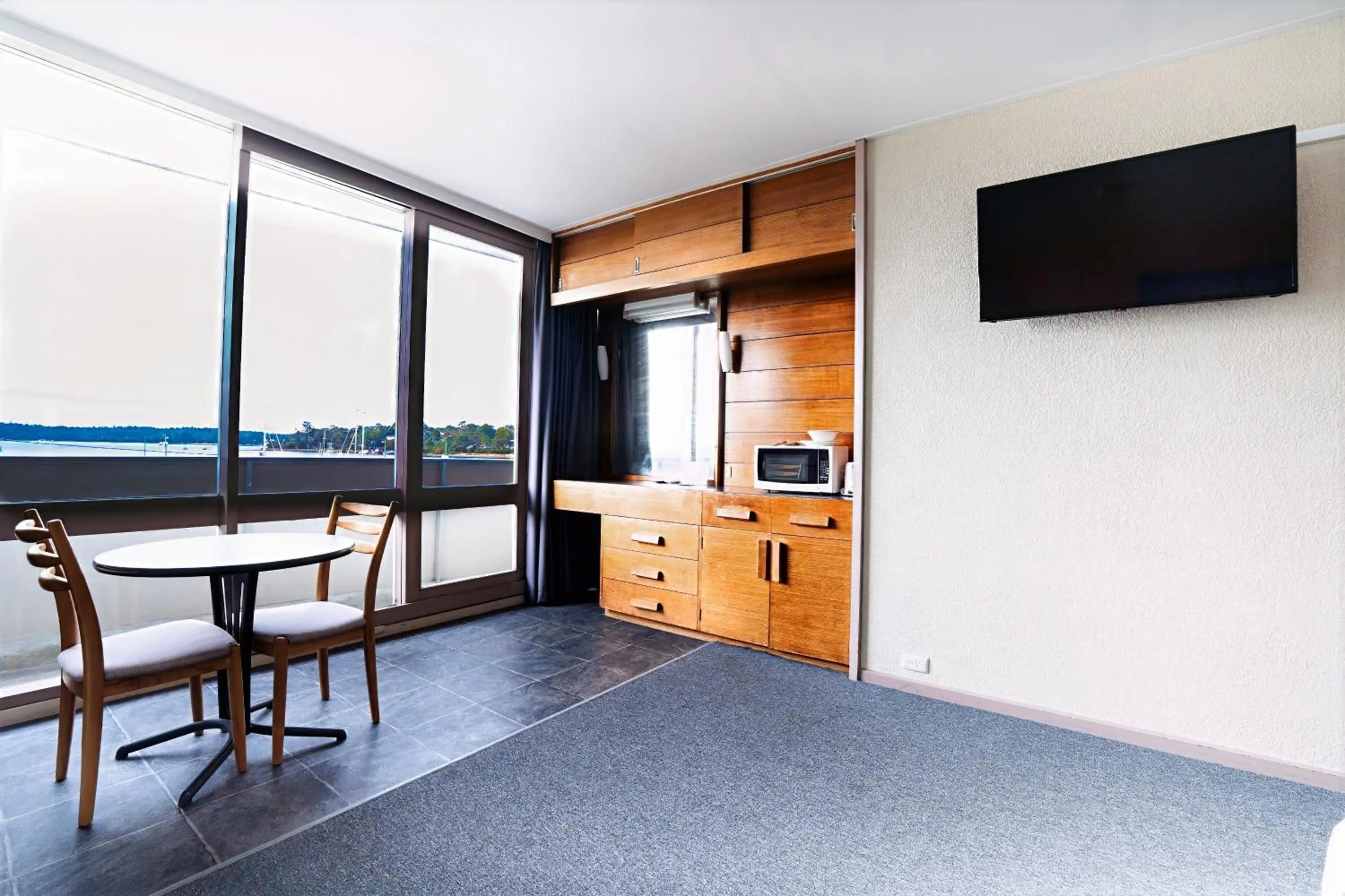 microwave in Bayside Hotel