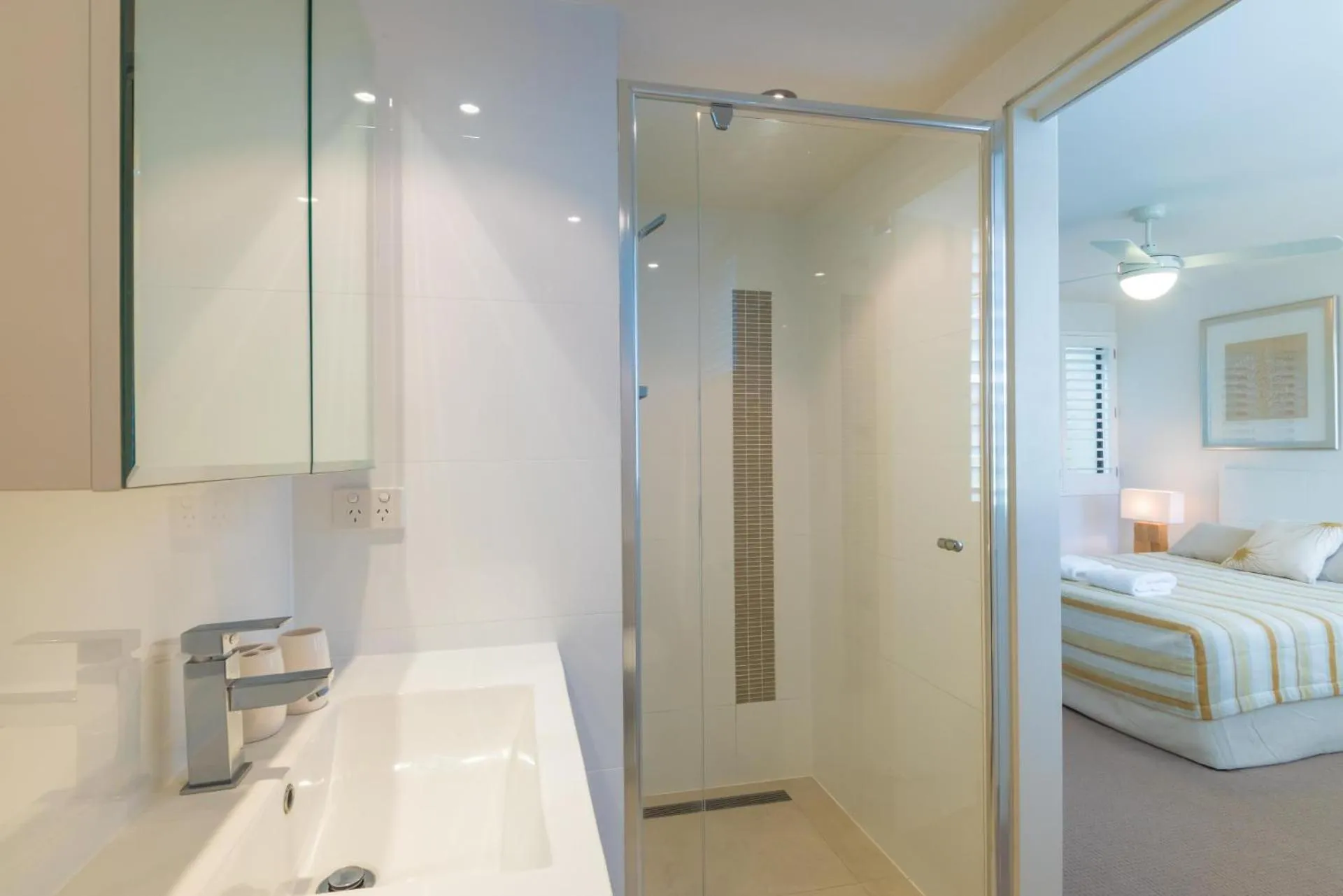 Shower, Bed in Munna Beach Apartments