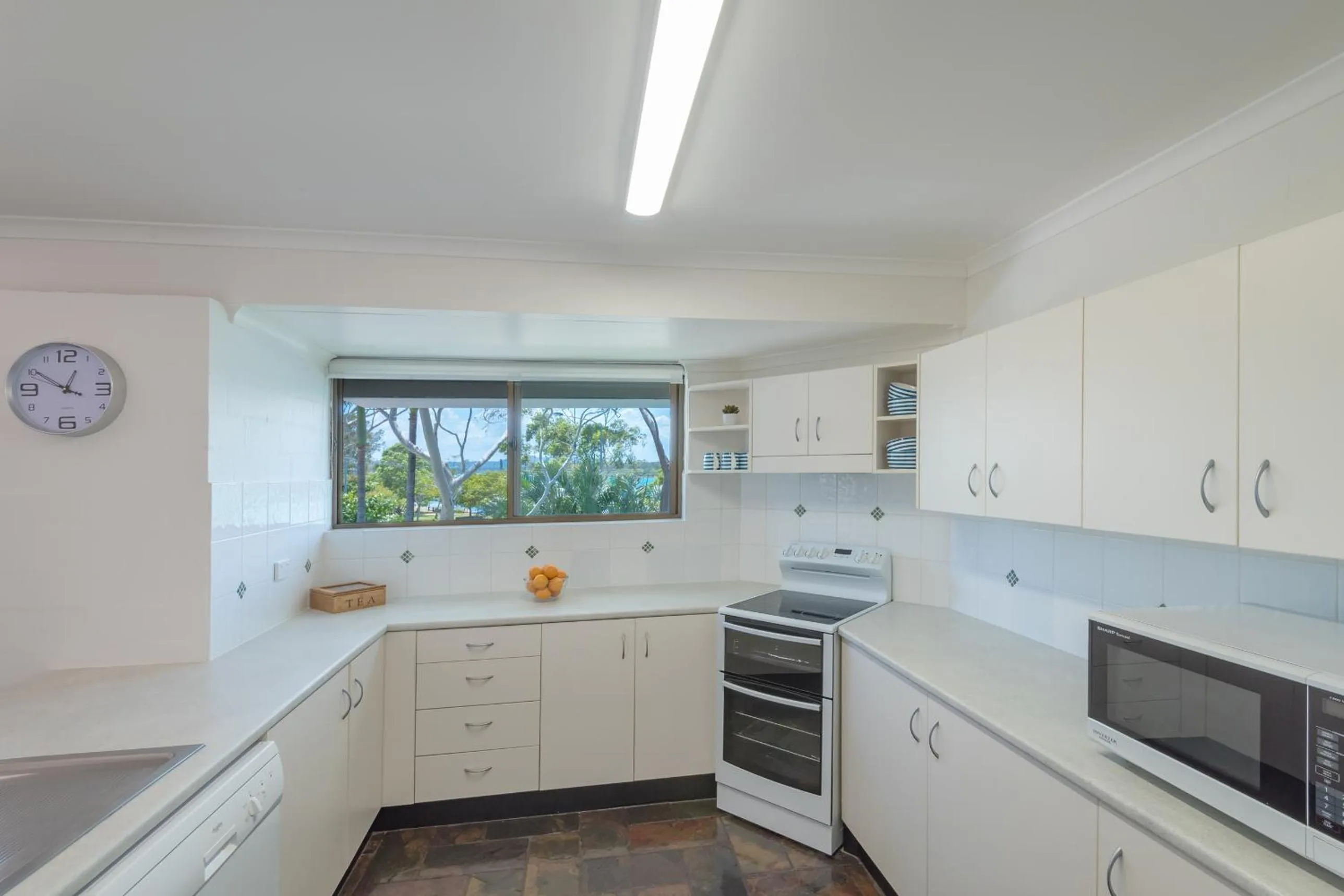Kitchen or kitchenette in Munna Beach Apartments