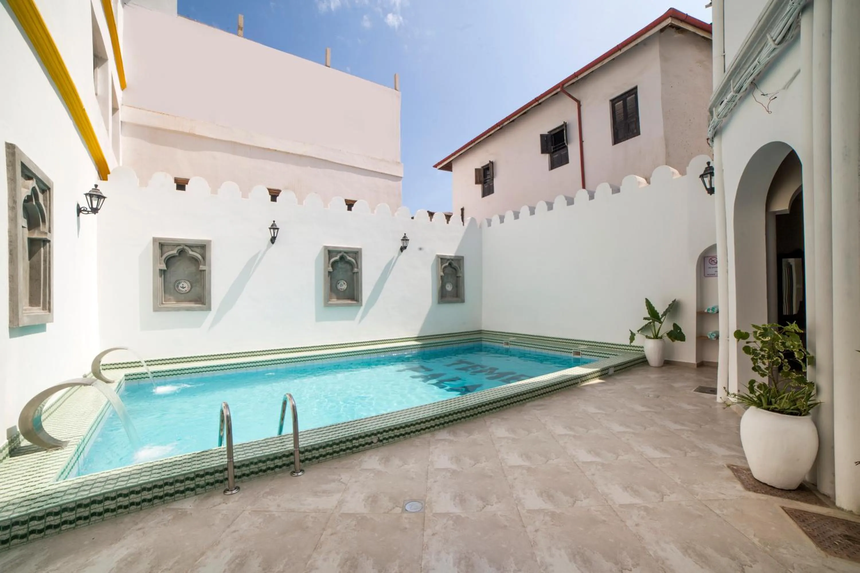Swimming pool in Tembo Palace Hotel
