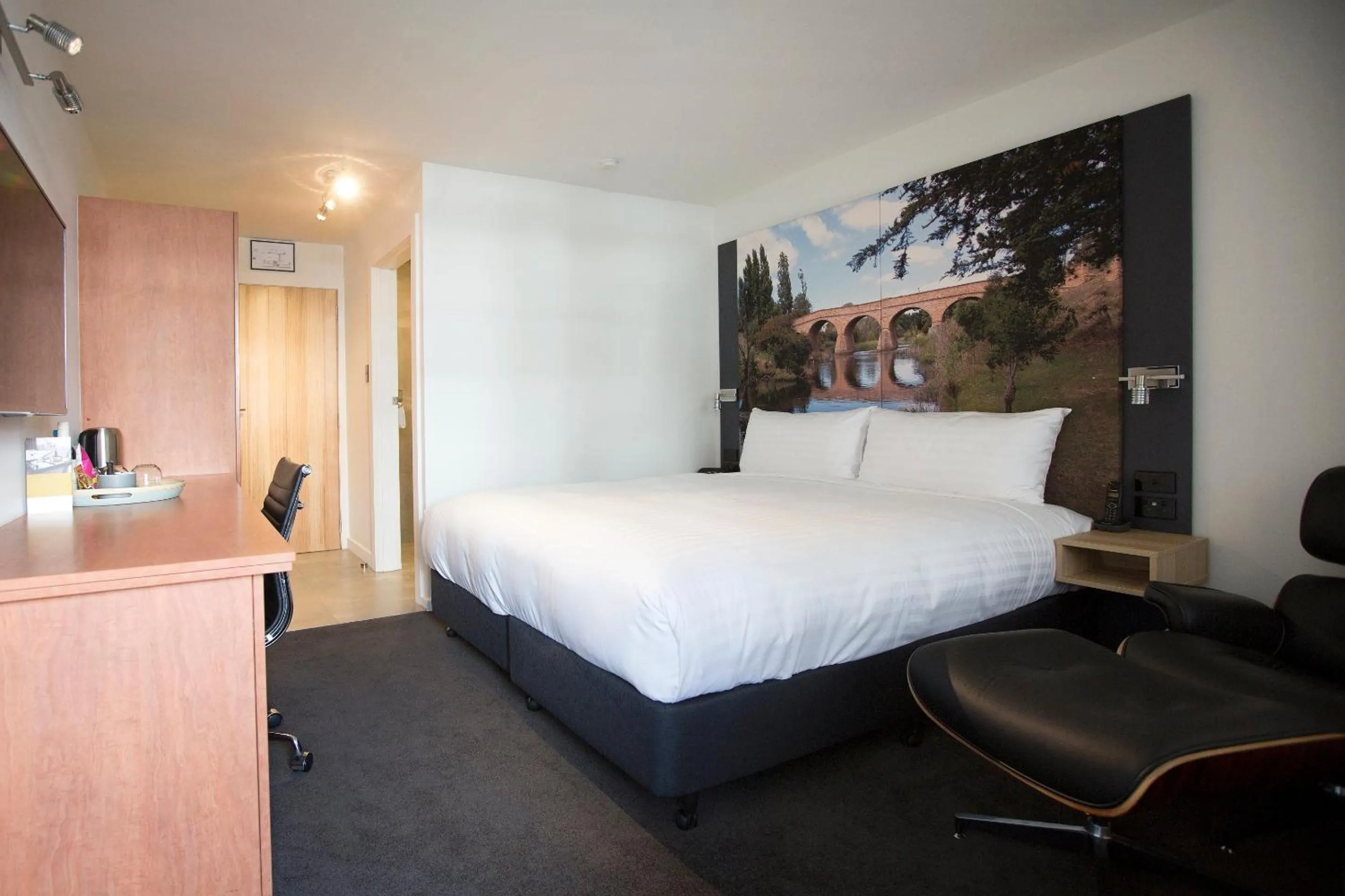 Bed in Hotel Launceston