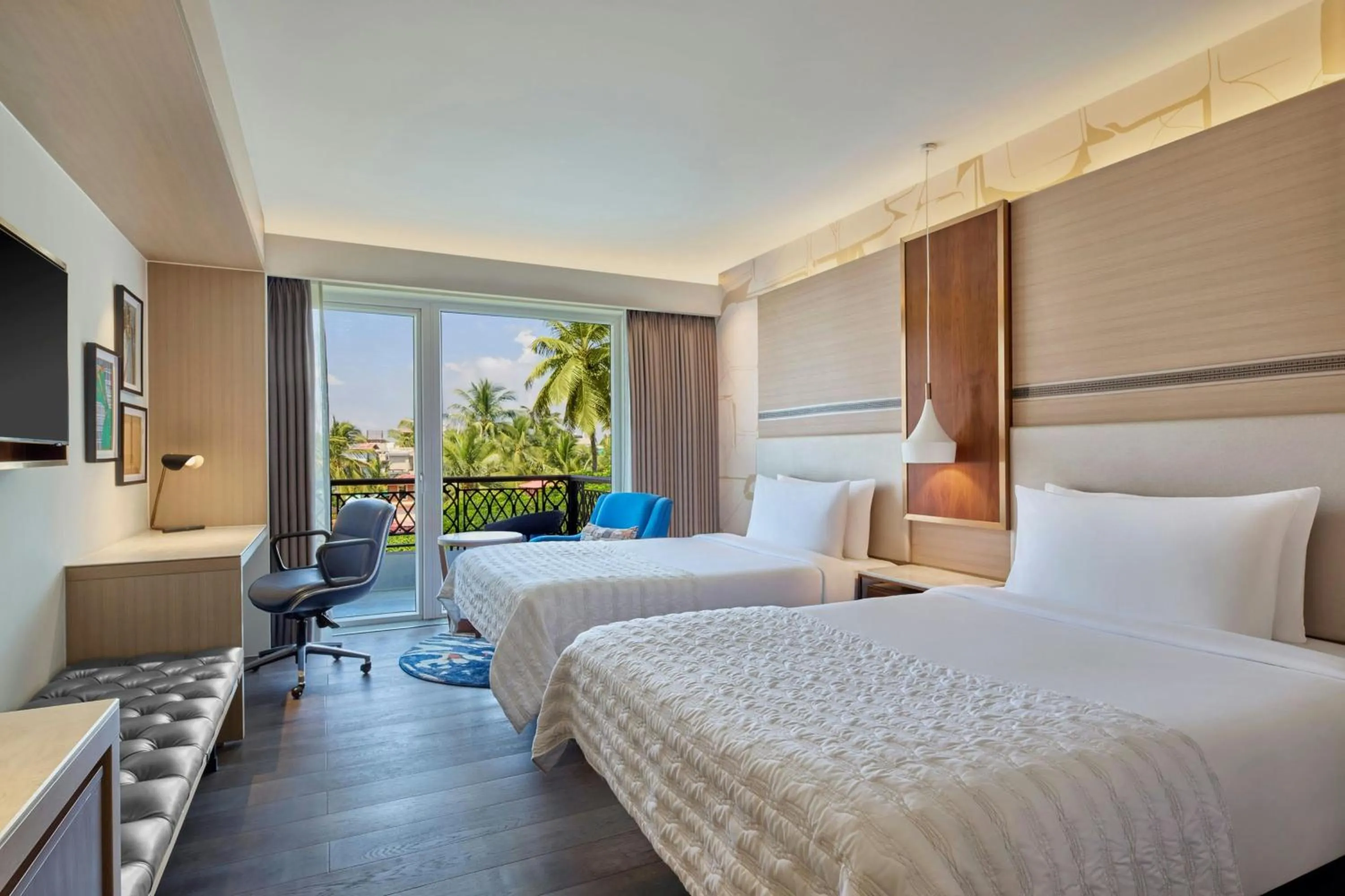 Photo of the whole room, Bed in Le Meridien Goa, Calangute