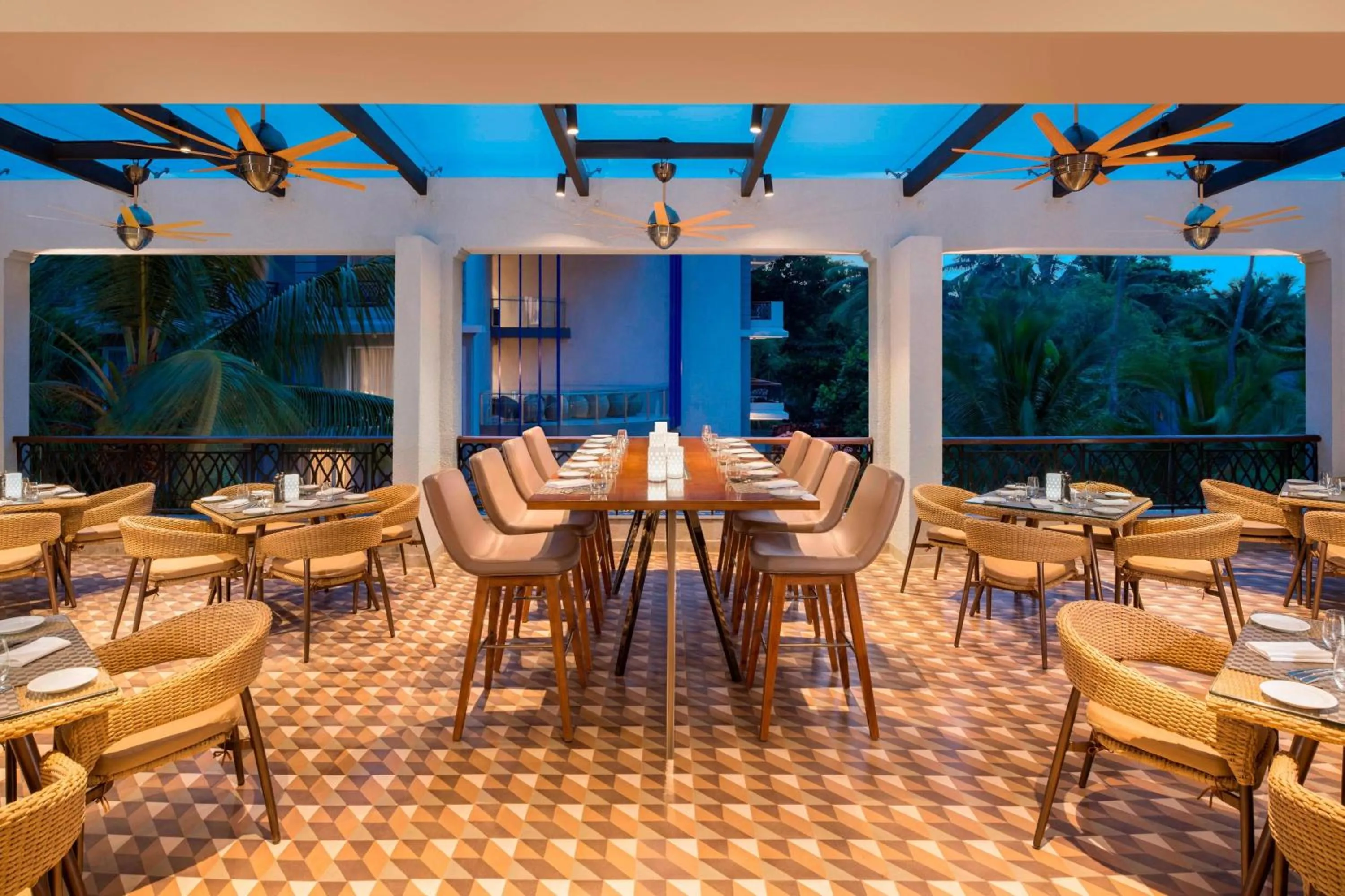 Restaurant/places to eat in Le Meridien Goa, Calangute