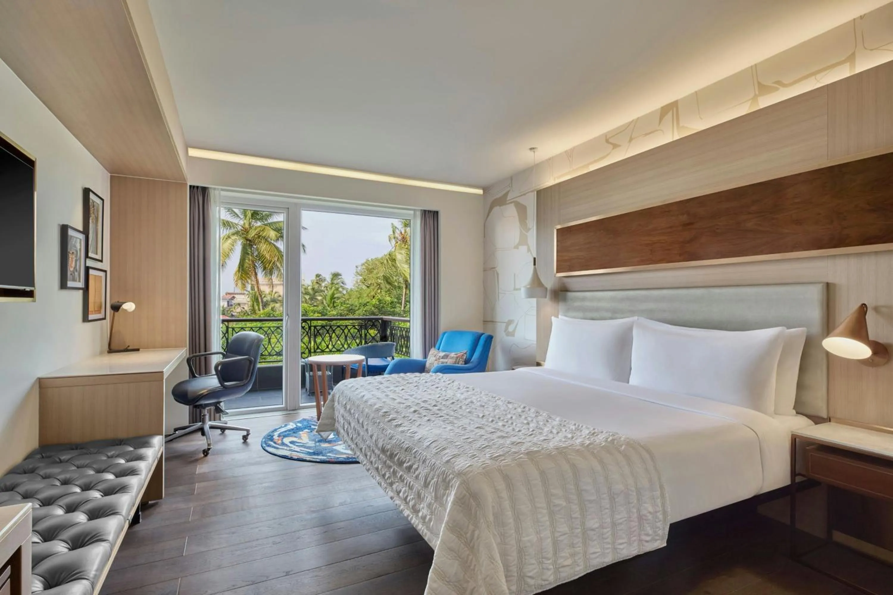 Photo of the whole room, Bed in Le Meridien Goa, Calangute