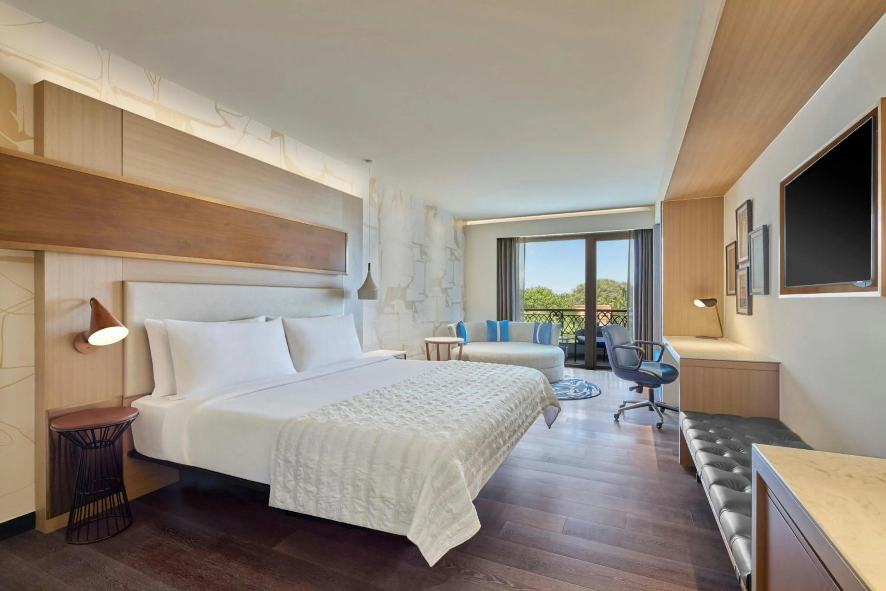 Photo of the whole room, Bed in Le Meridien Goa, Calangute