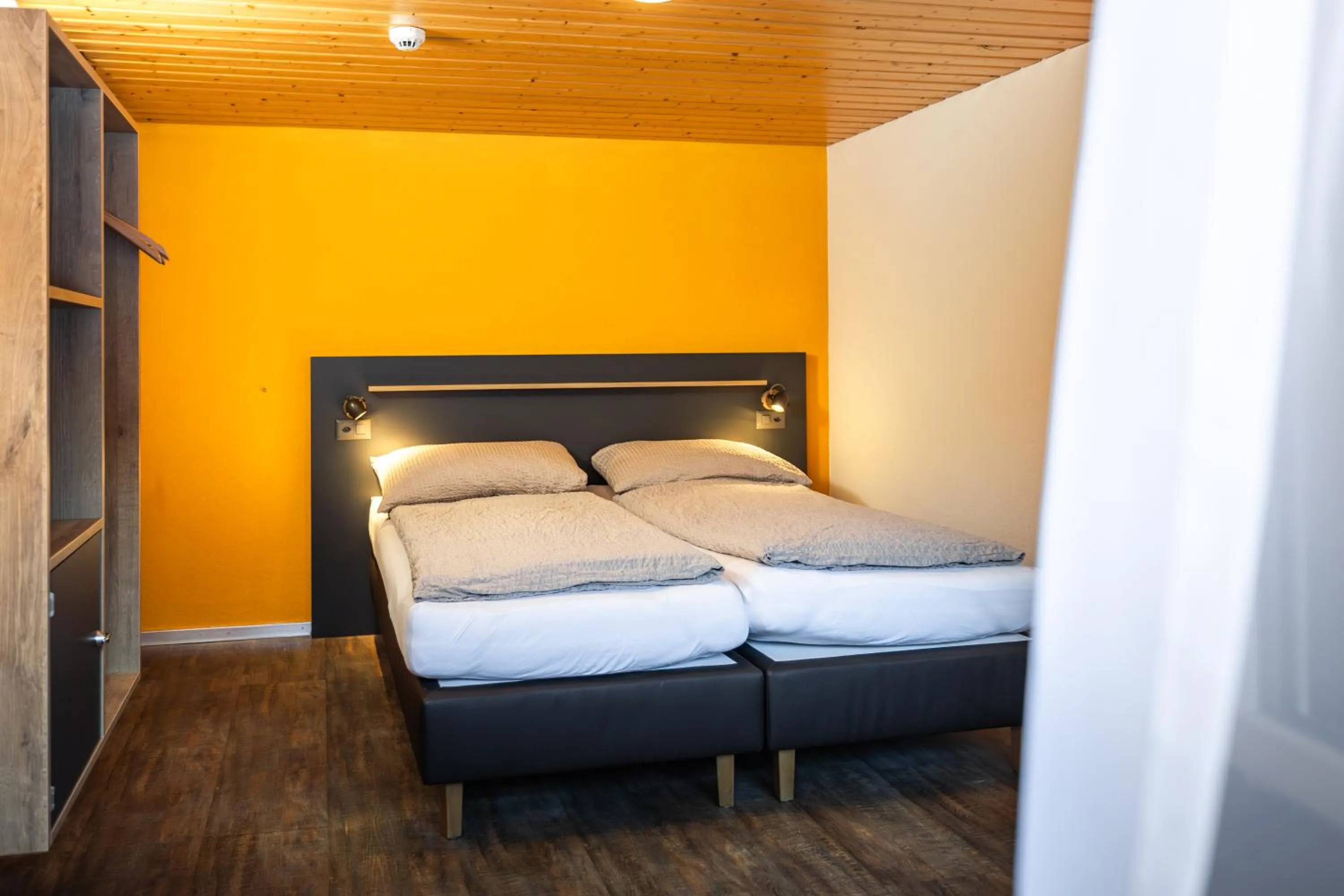 Photo of the whole room, Bed in Eiger Lodge Easy