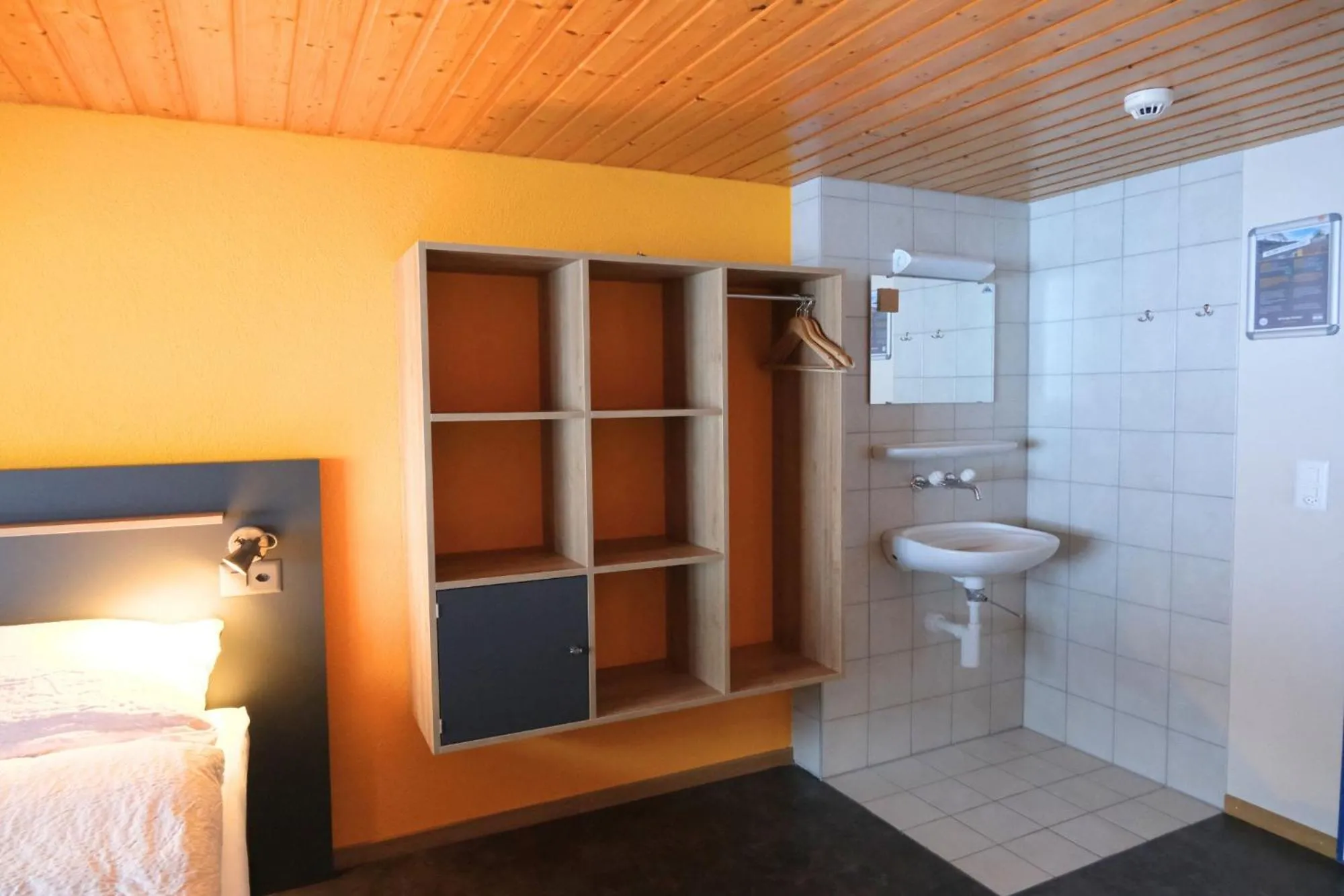 Photo of the whole room, Bed in Eiger Lodge Easy