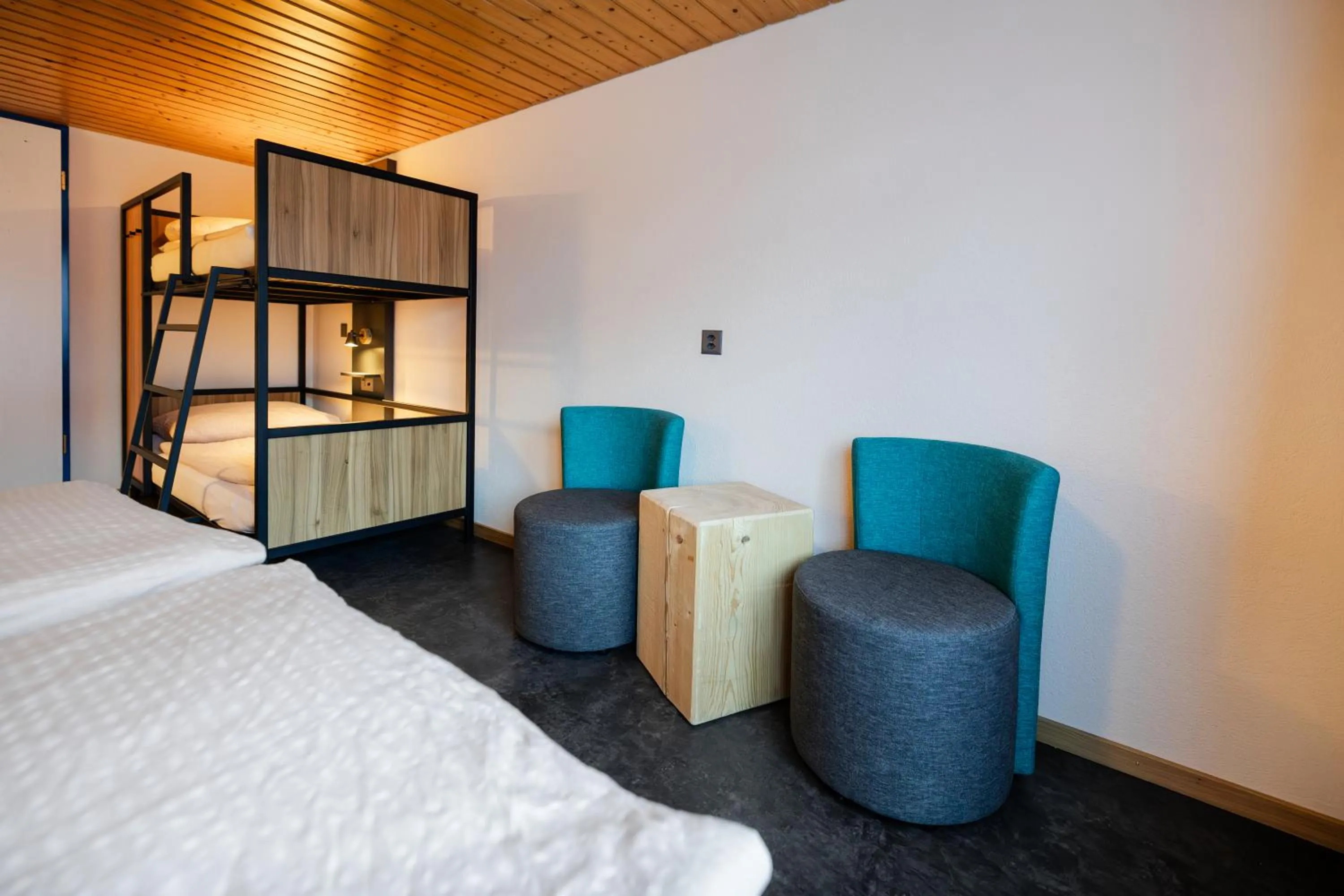 Photo of the whole room, Bed in Eiger Lodge Easy