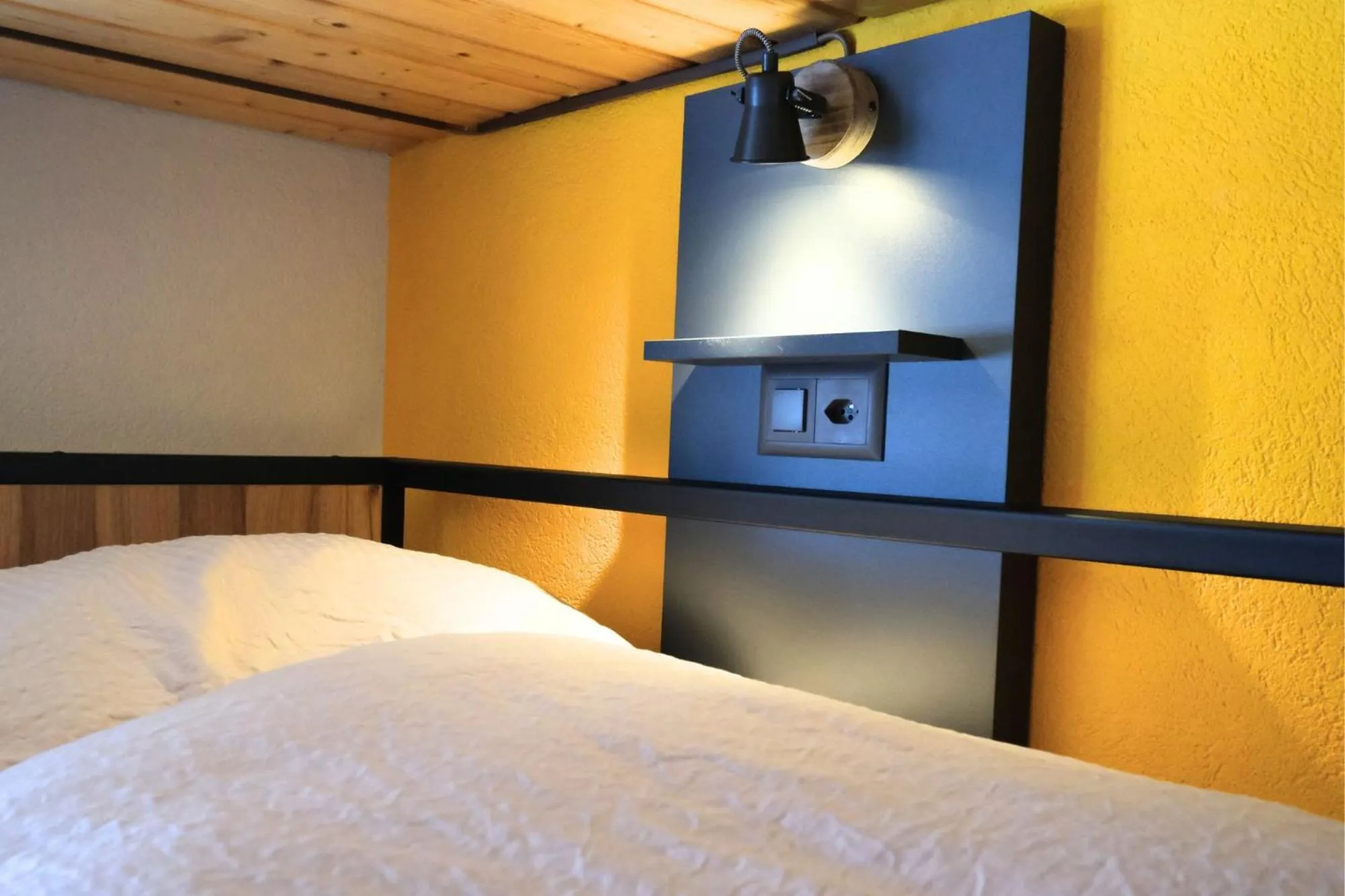 Bedroom, Bed in Eiger Lodge Easy