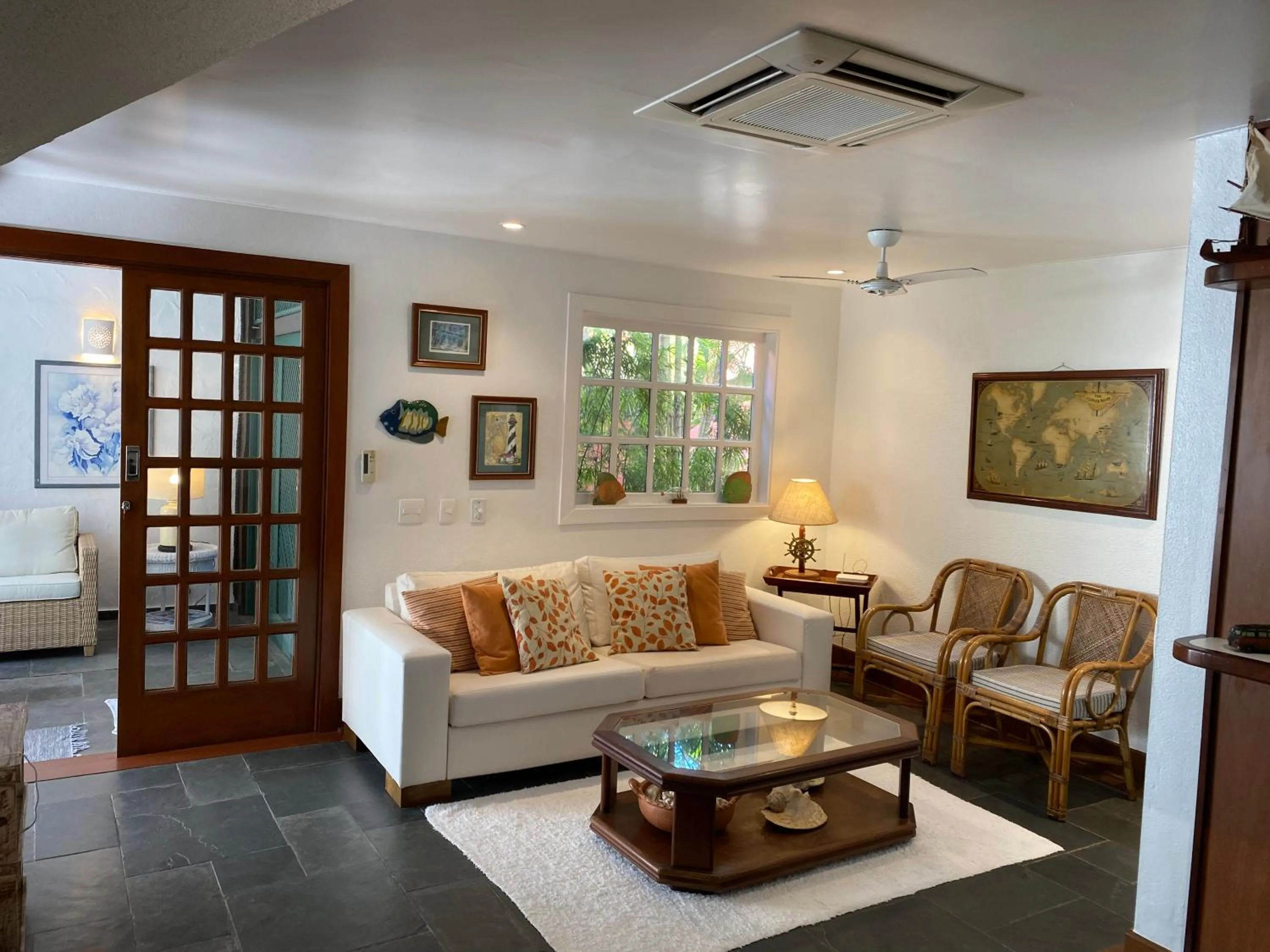 Living room in Juquehy - Condomínio de Frente para o Mar - Piscina Aquecida - Quadra de Tenis