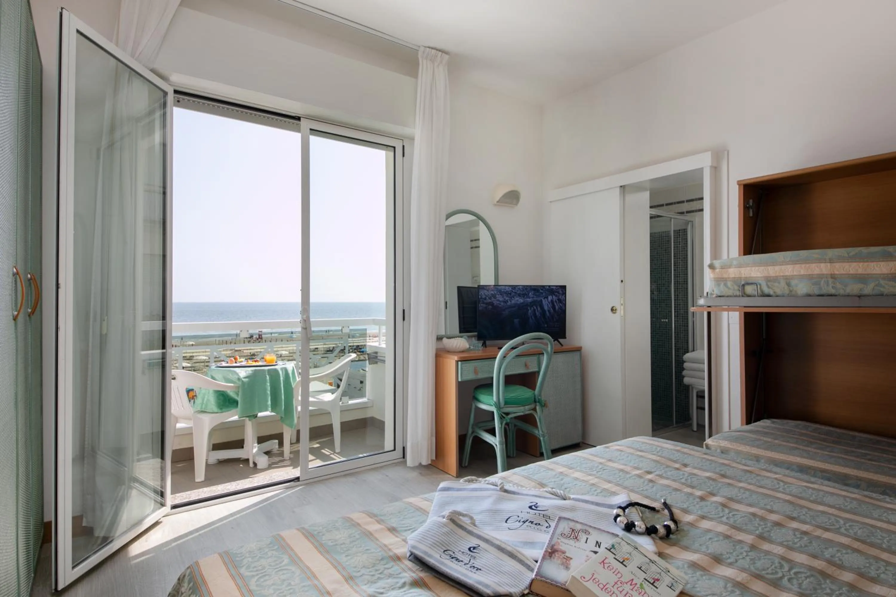 Sea view, Bed in Hotel Cigno D'Oro